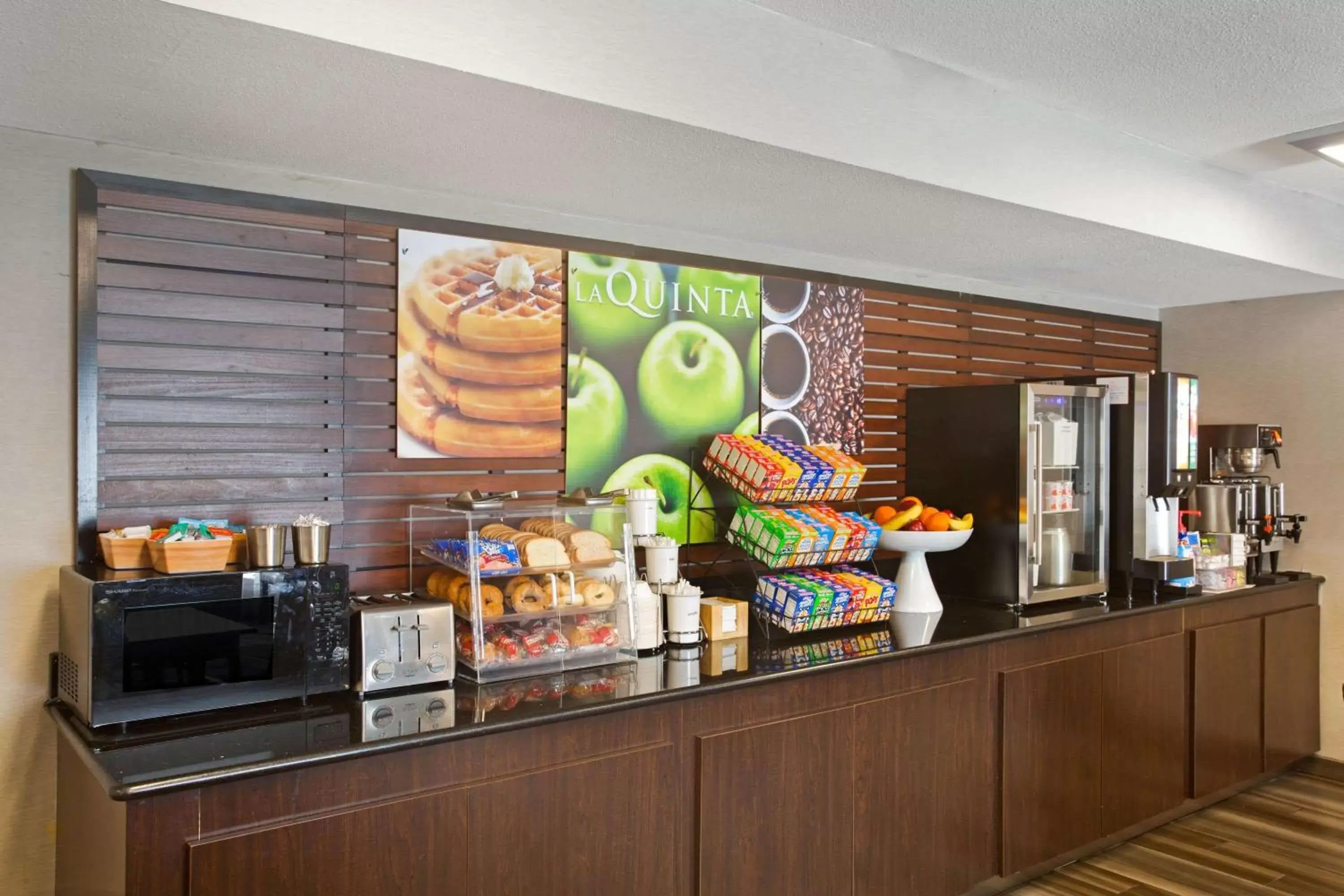 Restaurant/places to eat in La Quinta Inn by Wyndham San Marcos
