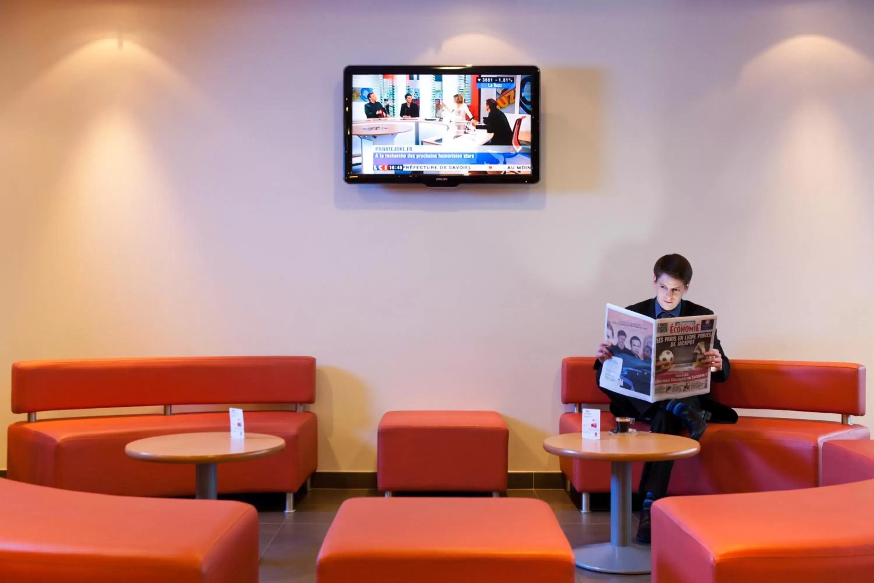 People, TV/Entertainment Center in ibis Beauvais Aéroport