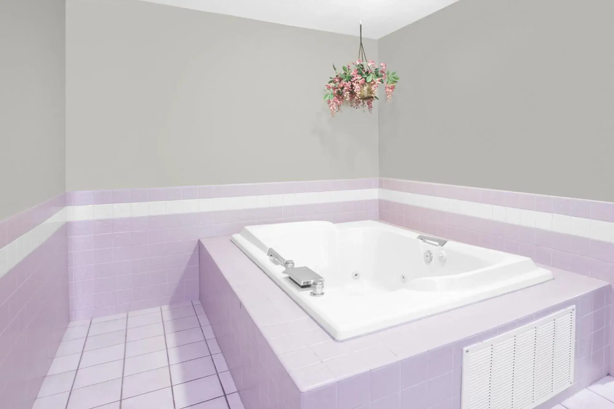 Hot Tub, Bathroom in Super 8 by Wyndham Howe