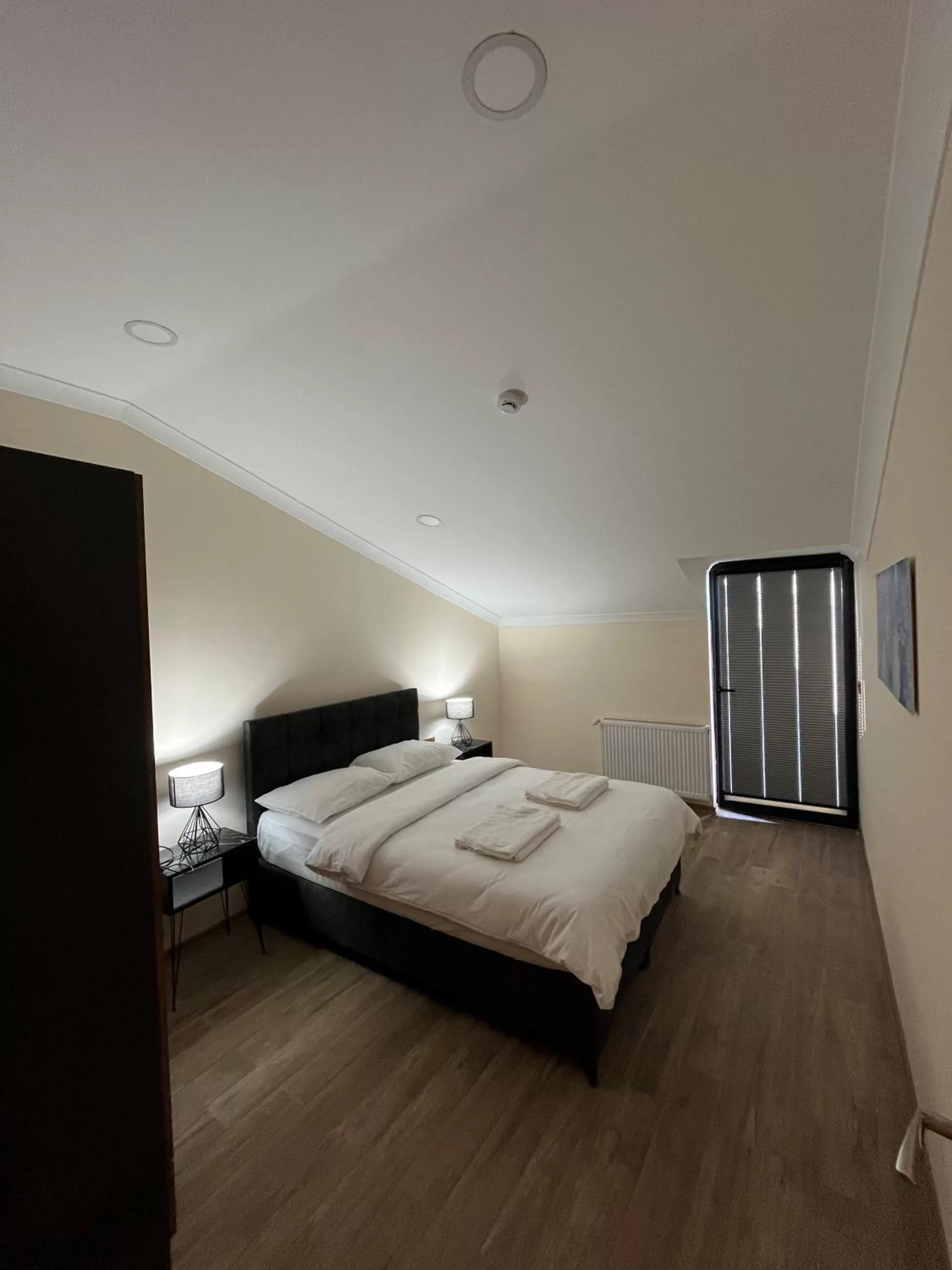 Bedroom in White House Apart