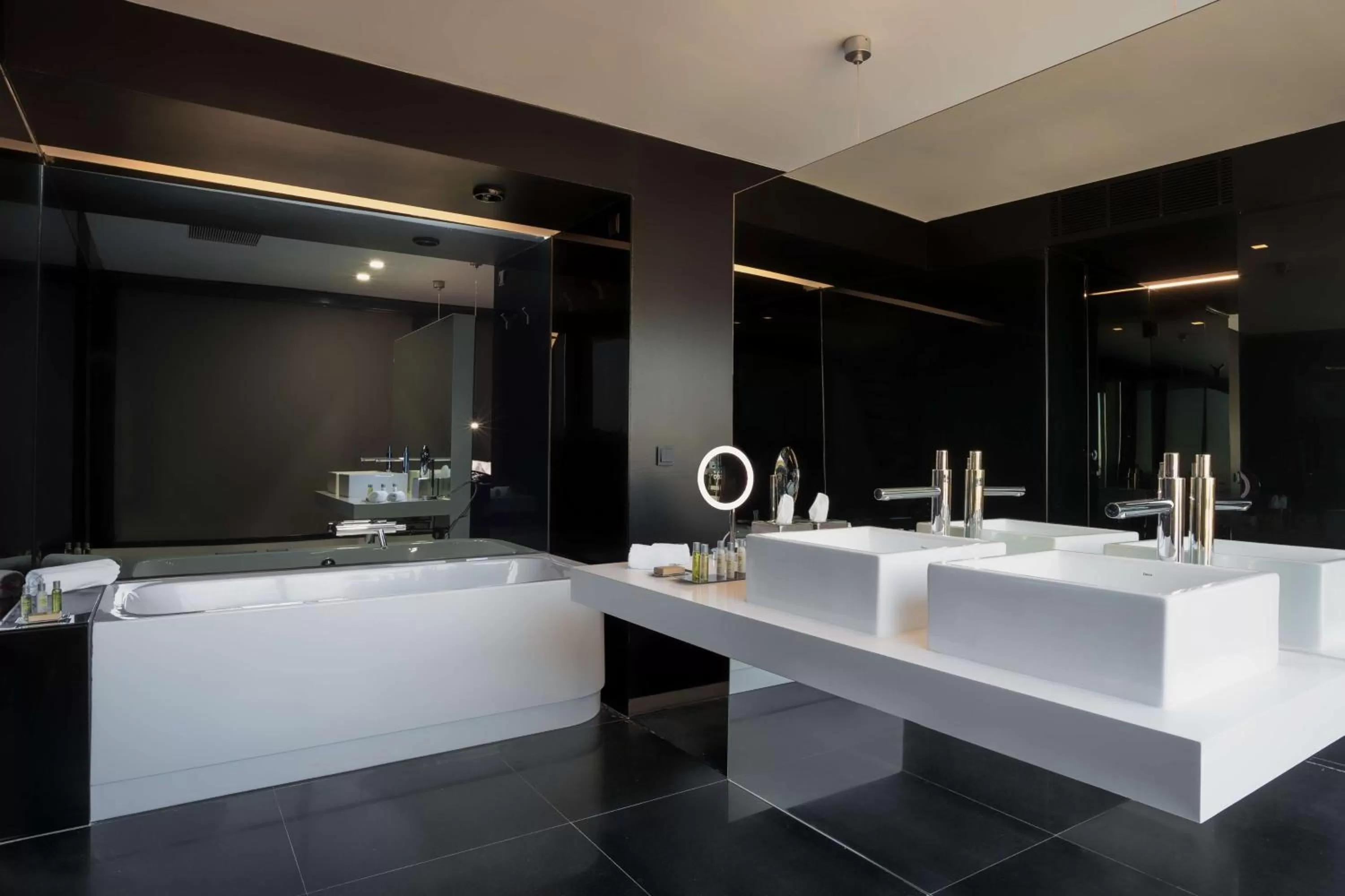 Bathroom in DoubleTree by Hilton Lisbon Fontana Park