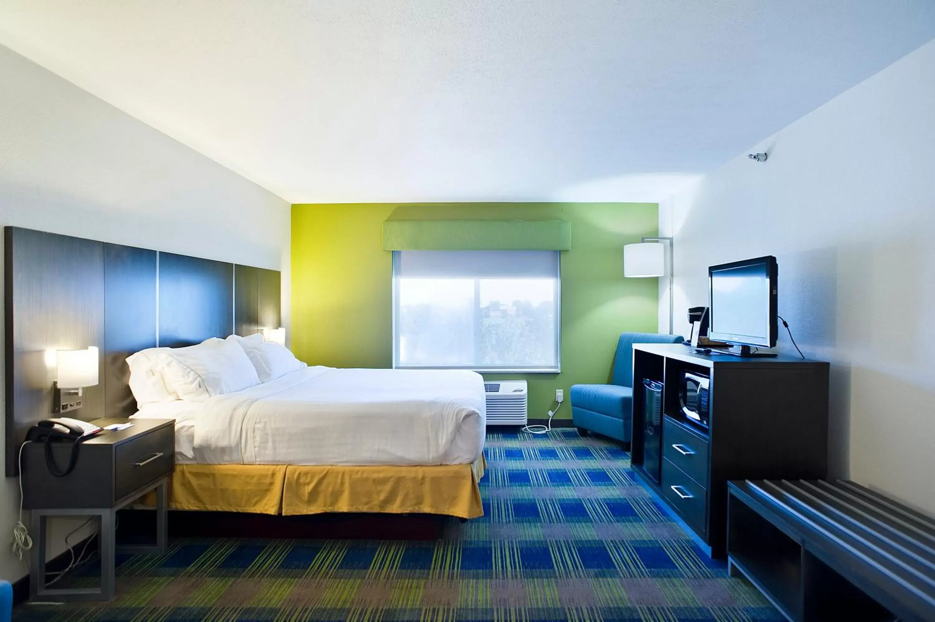 Shower, Bed in Holiday Inn Express & Suites Vermillion, an IHG Hotel