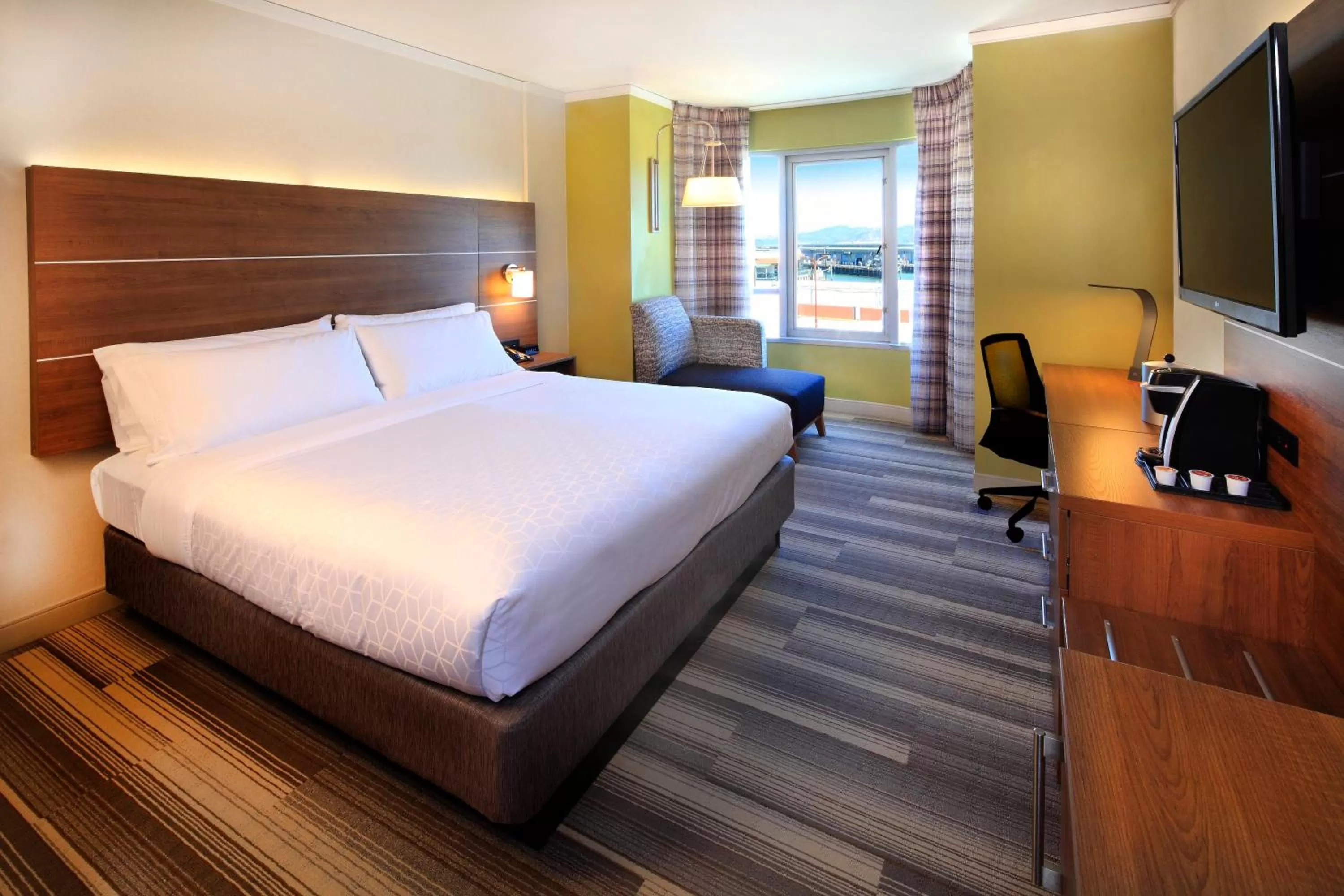 Photo of the whole room, Bed in Holiday Inn Express Hotel & Suites Fisherman's Wharf by IHG