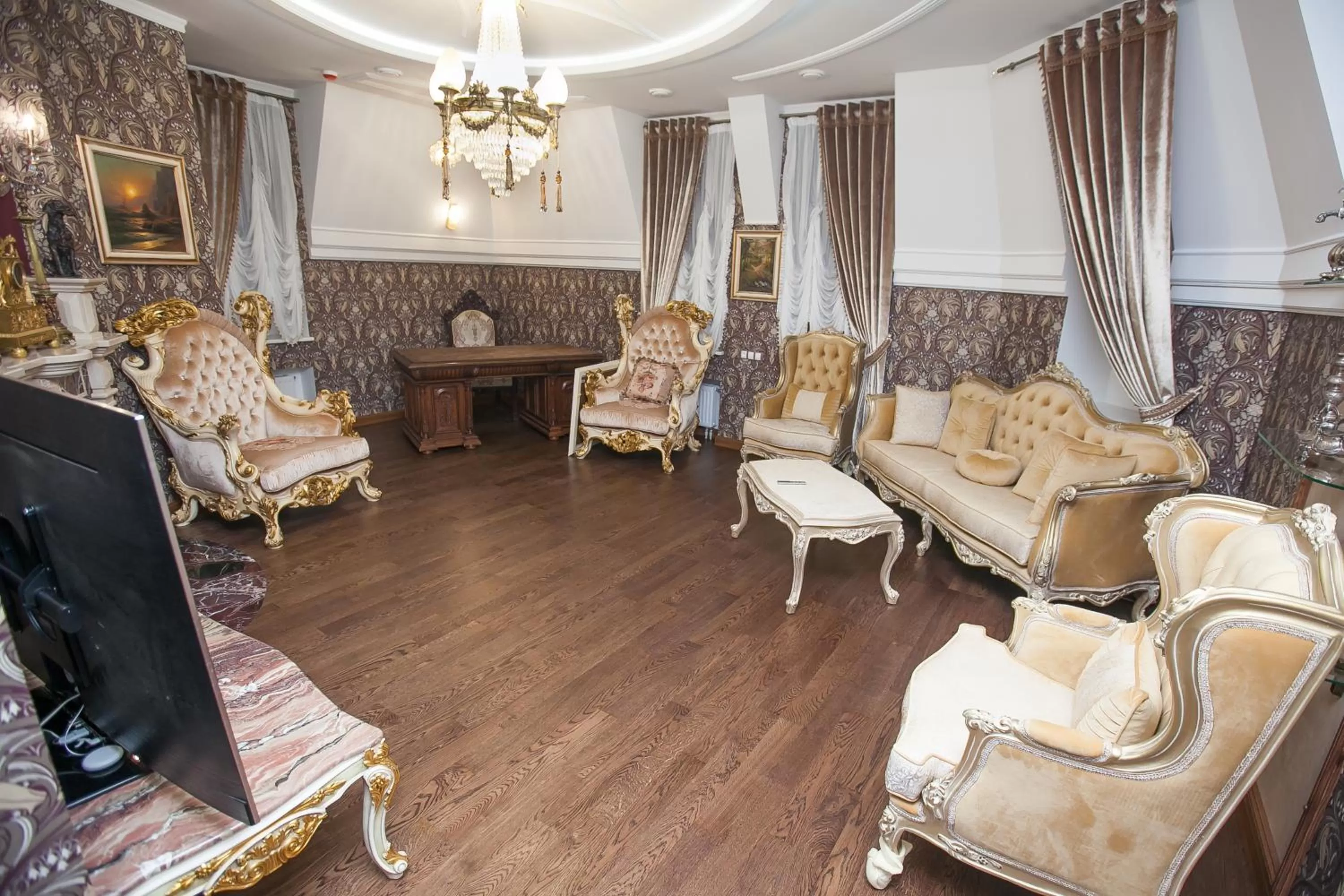 Nightclub / DJ in Hotel "Mandarin Clubhouse"