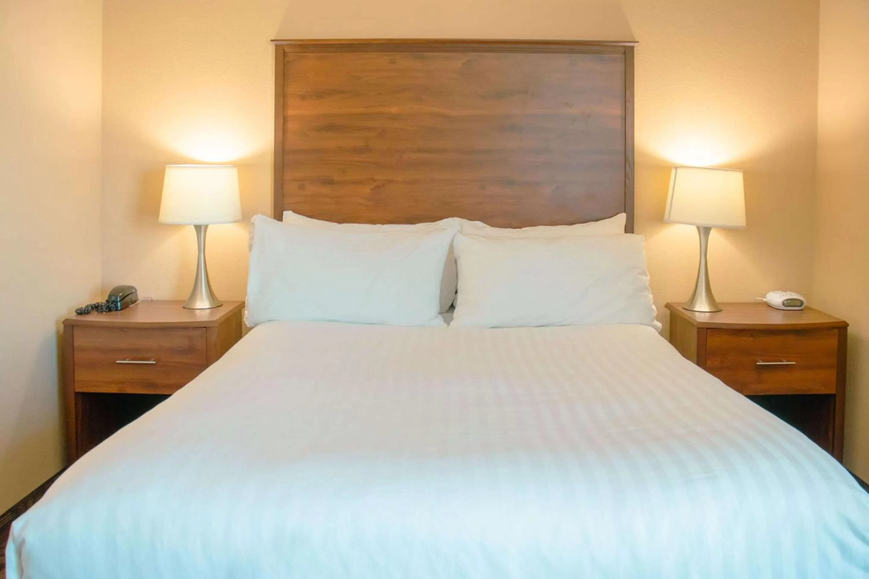 Bedroom, Bed in Expressway Suites of Grand Forks