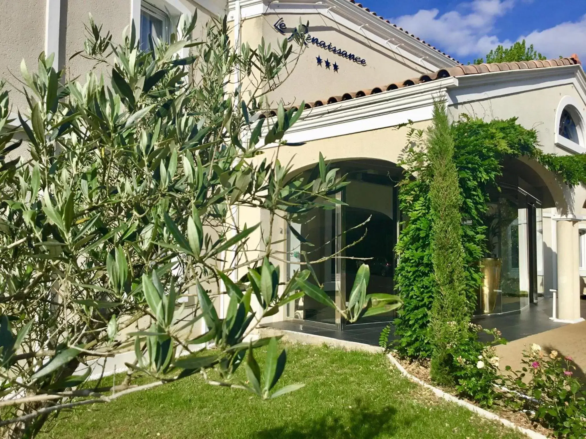 Facade/entrance, Property Building in Le Renaissance