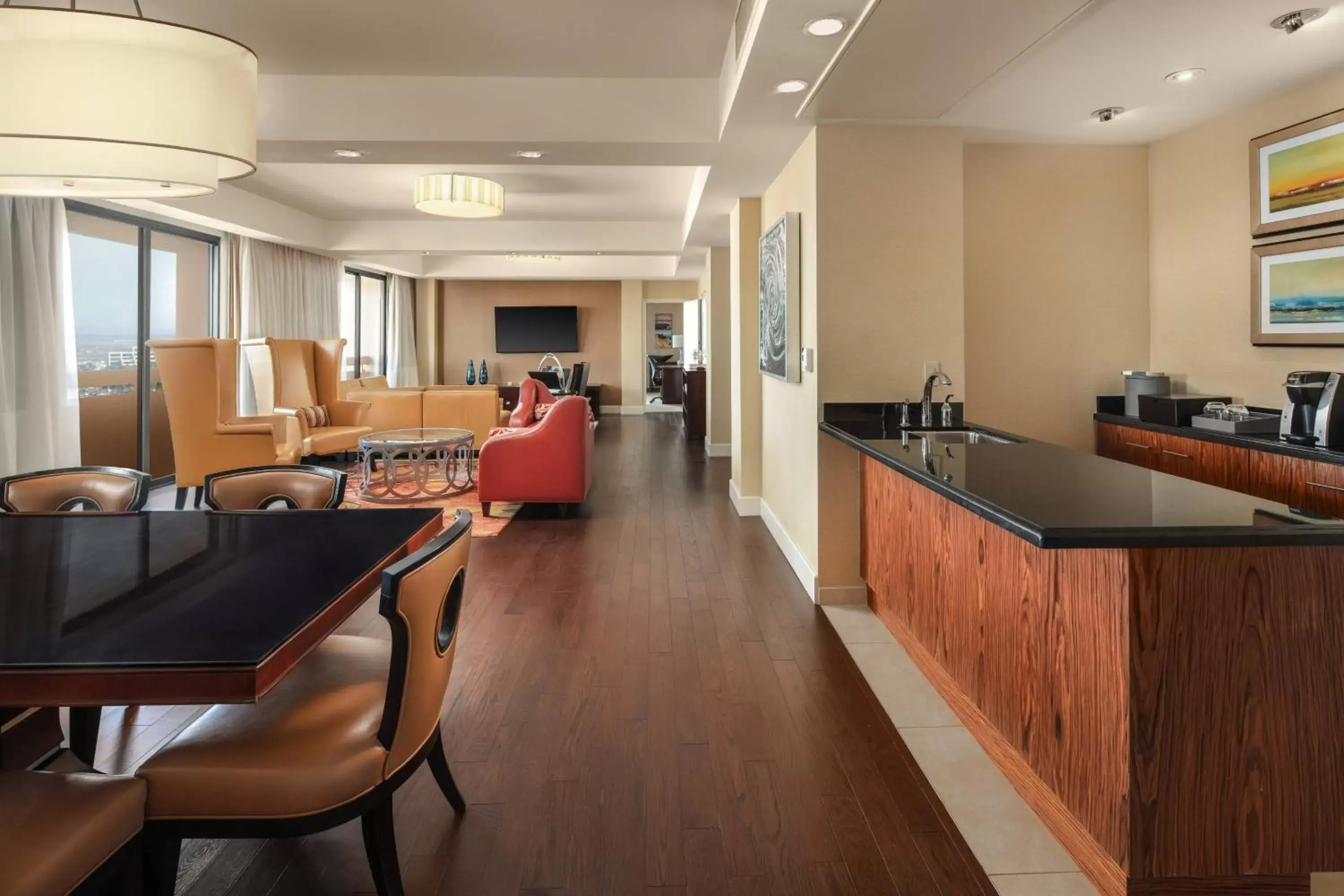 Living room, Kitchen/Kitchenette in San Diego Marriott La Jolla
