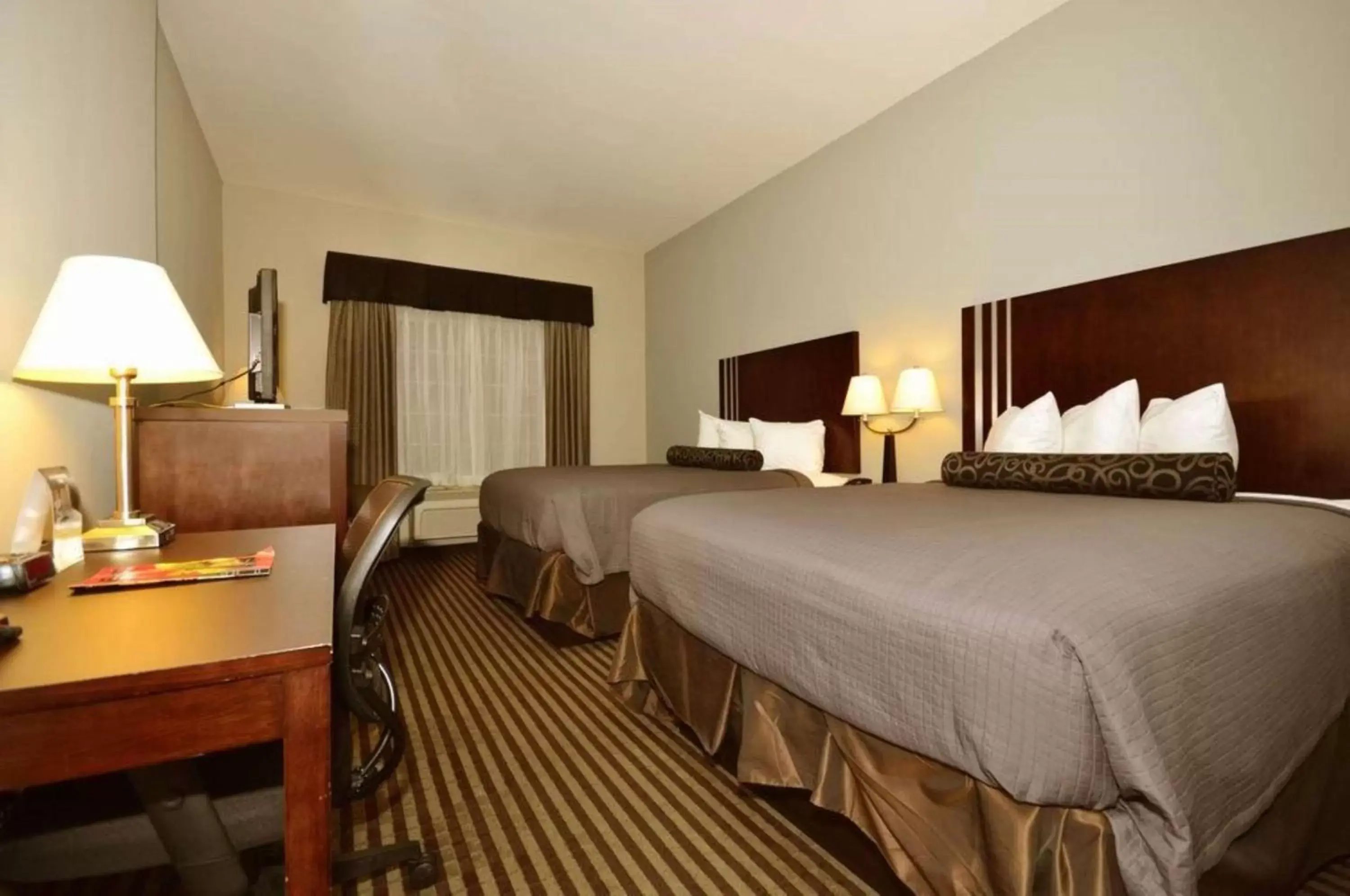 Queen Room with Two Queen Beds and Roll-In Shower - Disability Access/Non-Smoking in Best Western Abbeville Inn and Suites Queen Room with Two Queen Beds and Roll-In Shower - Disability Access/Non-Smoking in Best Western Abbeville Inn and Suites