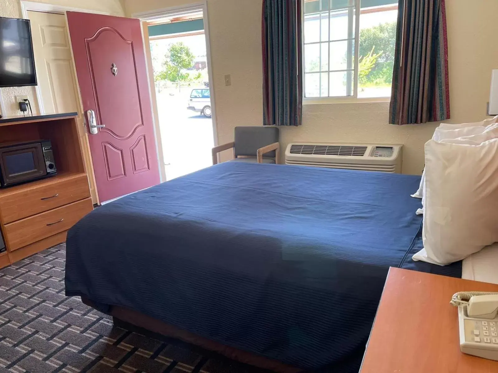 Bedroom in Riverside Inn & Suites Santa Cruz