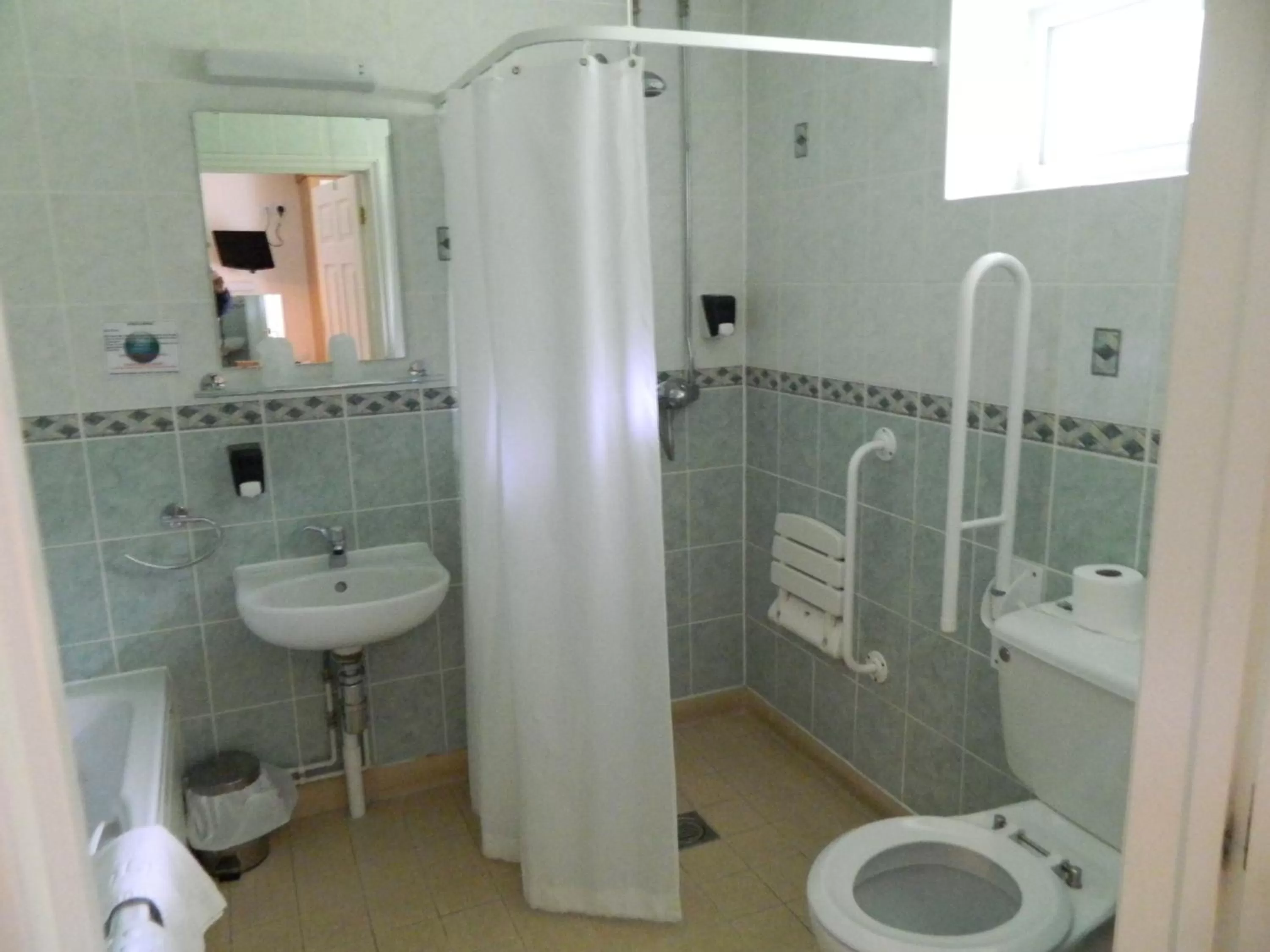 Bathroom in The Cedars Hotel