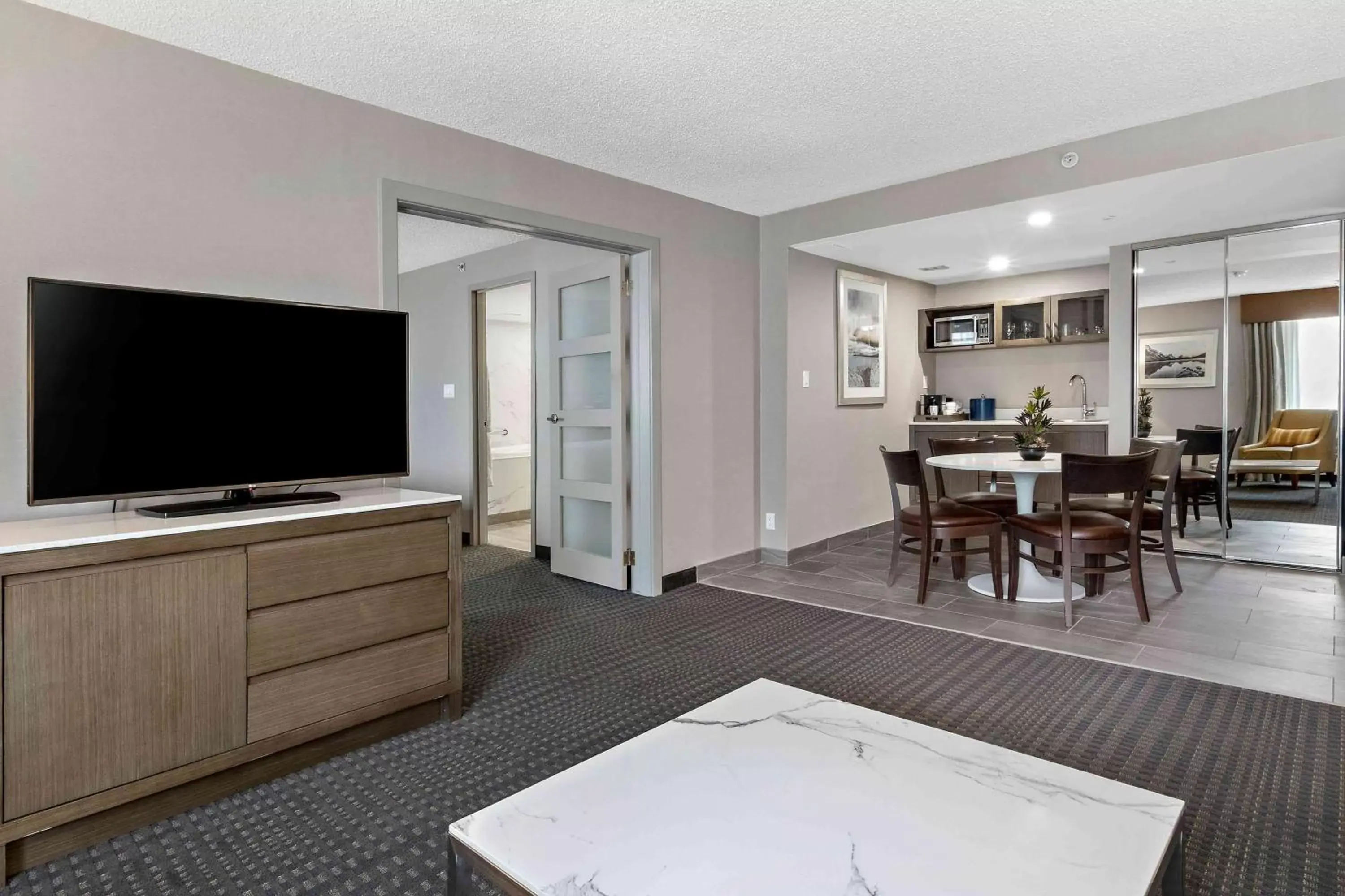 Photo of the whole room, TV/Entertainment Center in Best Western Premier Calgary Plaza Hotel & Conference Centre