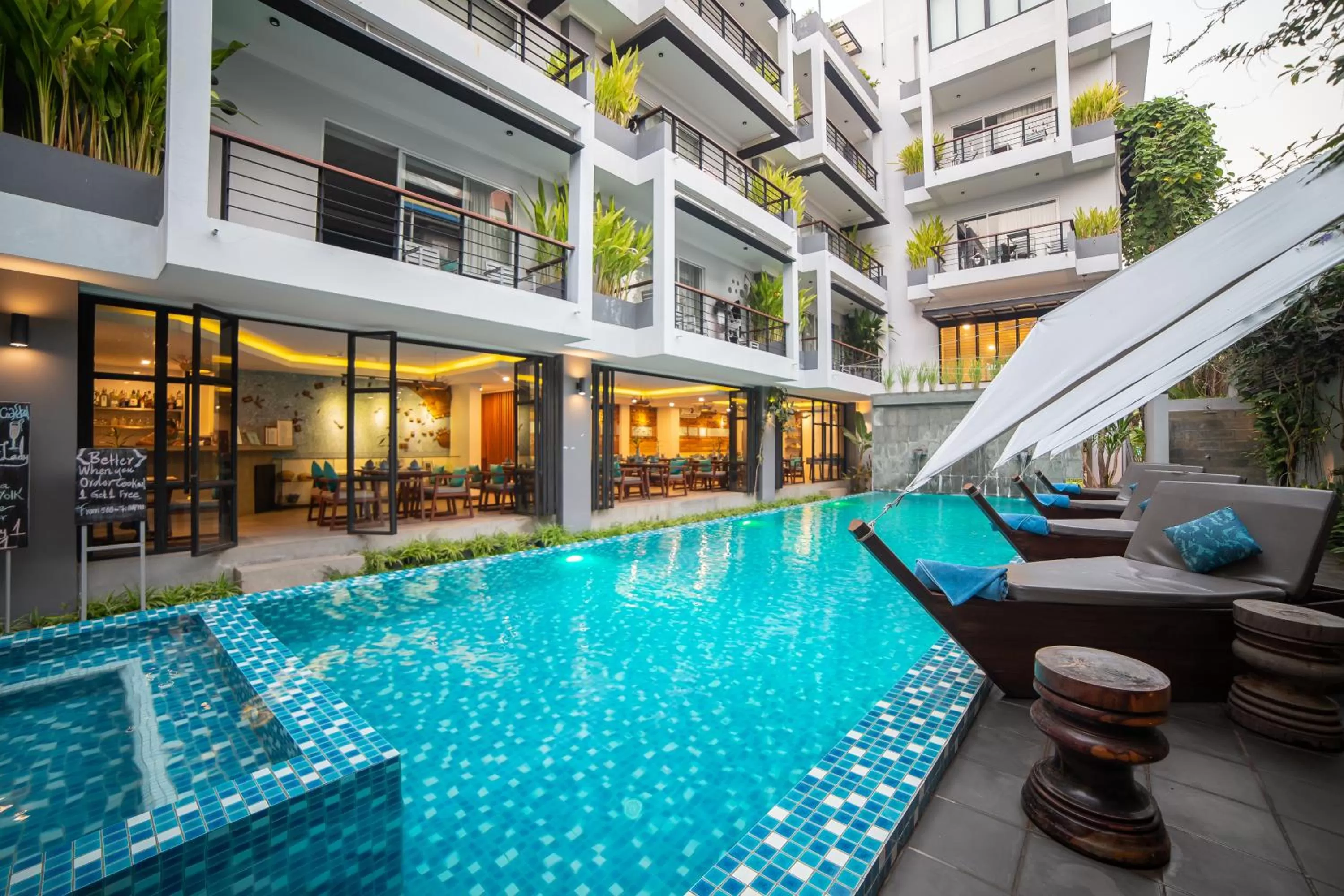 Swimming pool in Riversoul Boutique