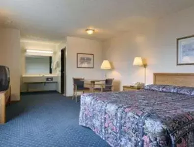 Photo of the whole room, Bed in Super 8 by Wyndham Susanville