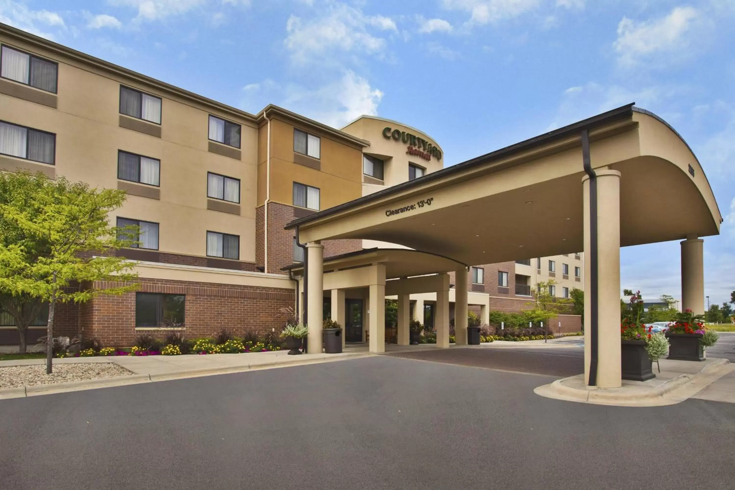Property Building in Courtyard by Marriott Madison West / Middleton