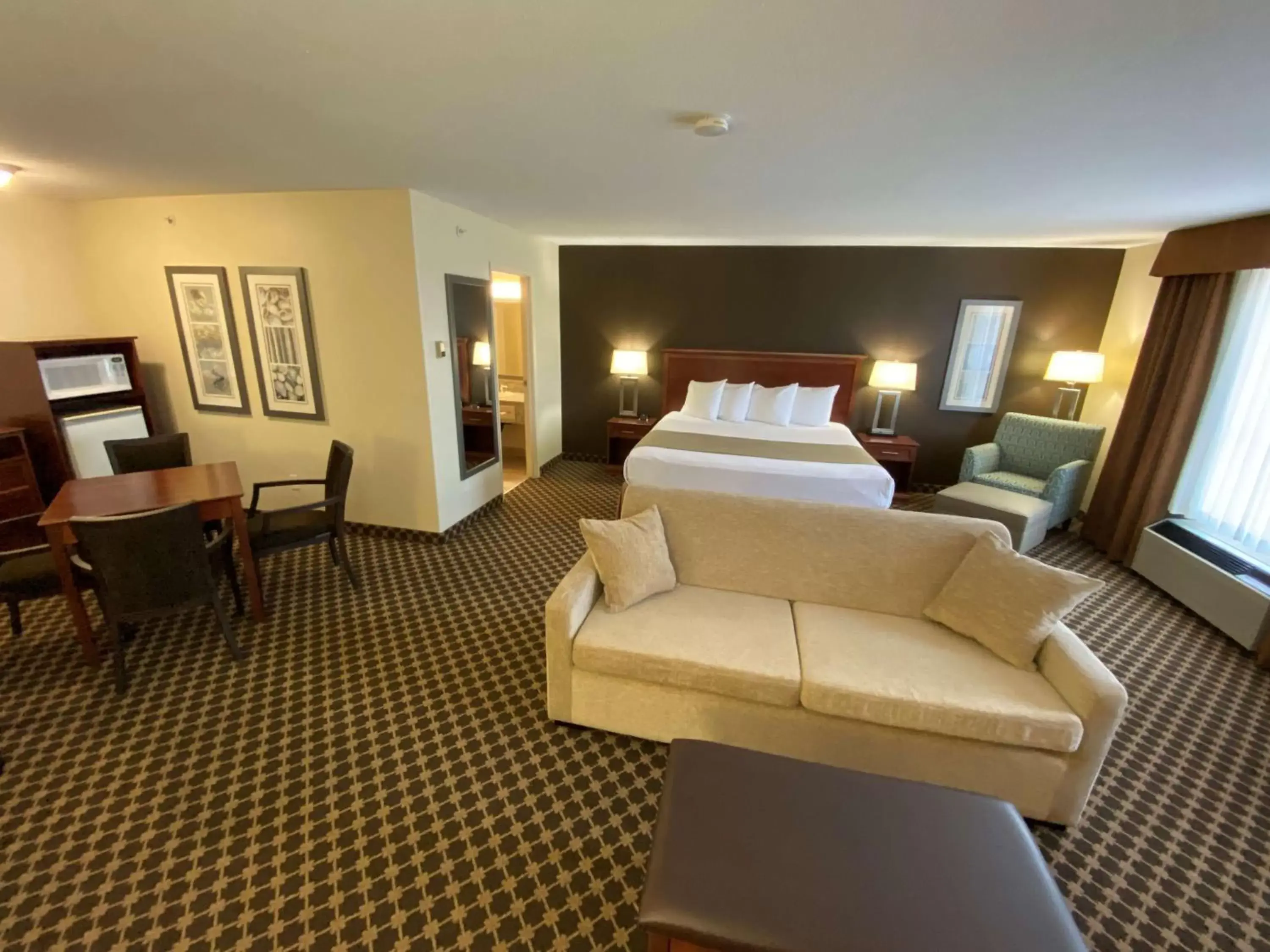 Hot Tub, Seating Area in Best Western Strathmore Inn