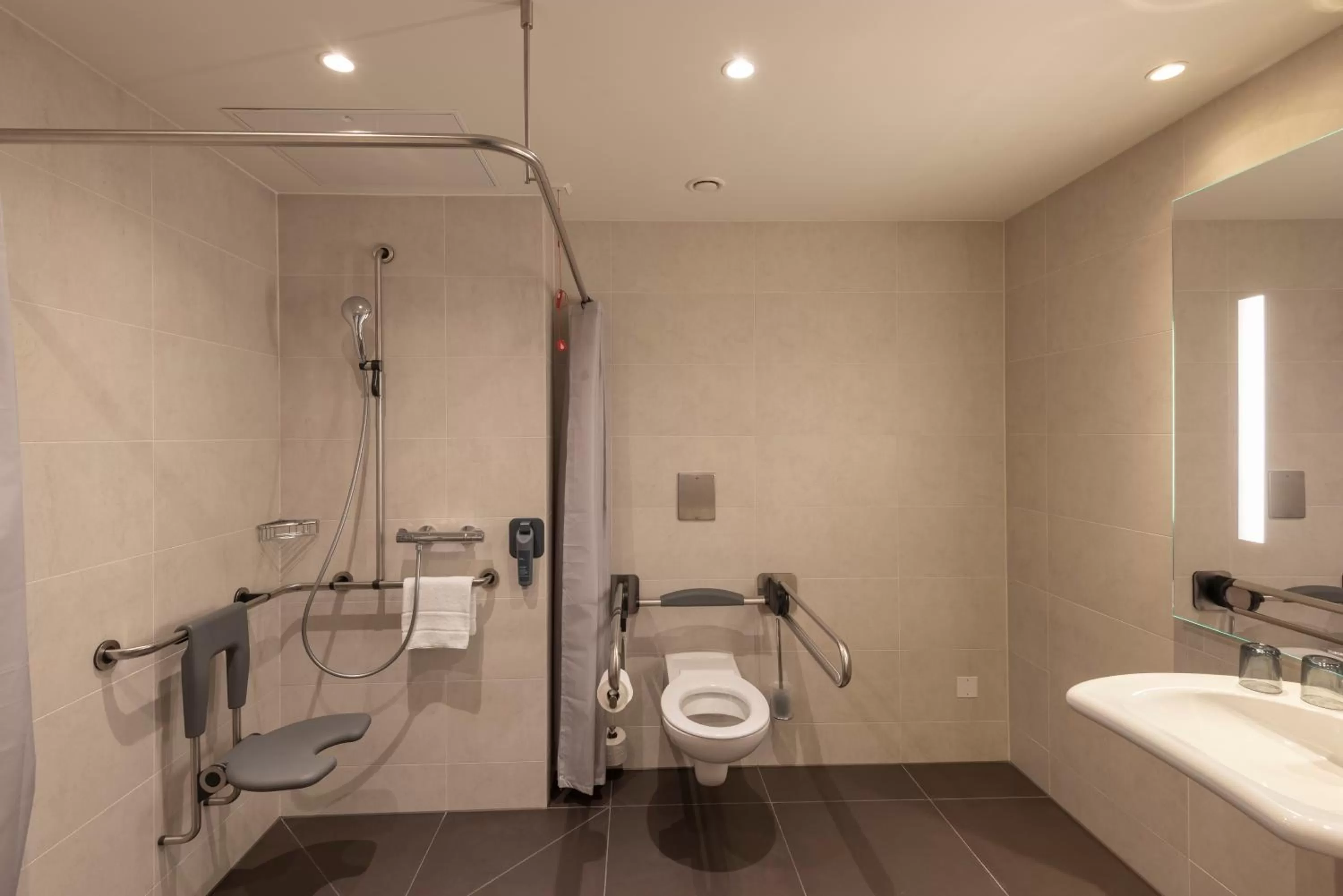 Bathroom in Holiday Inn - Hamburg - Berliner Tor by IHG