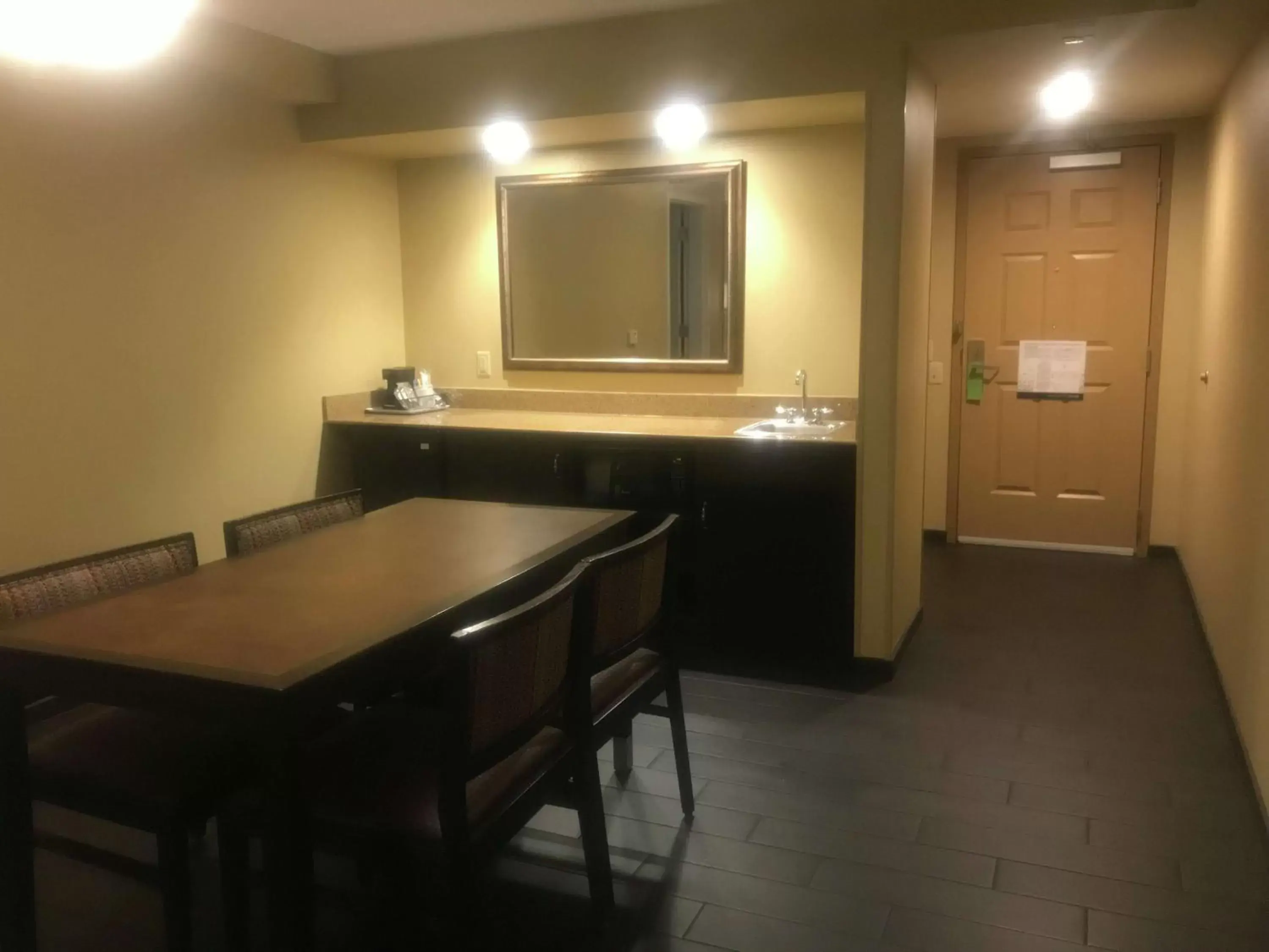 Photo of the whole room, Dining Area in Hampton Inn & Suites Hershey Near the Park