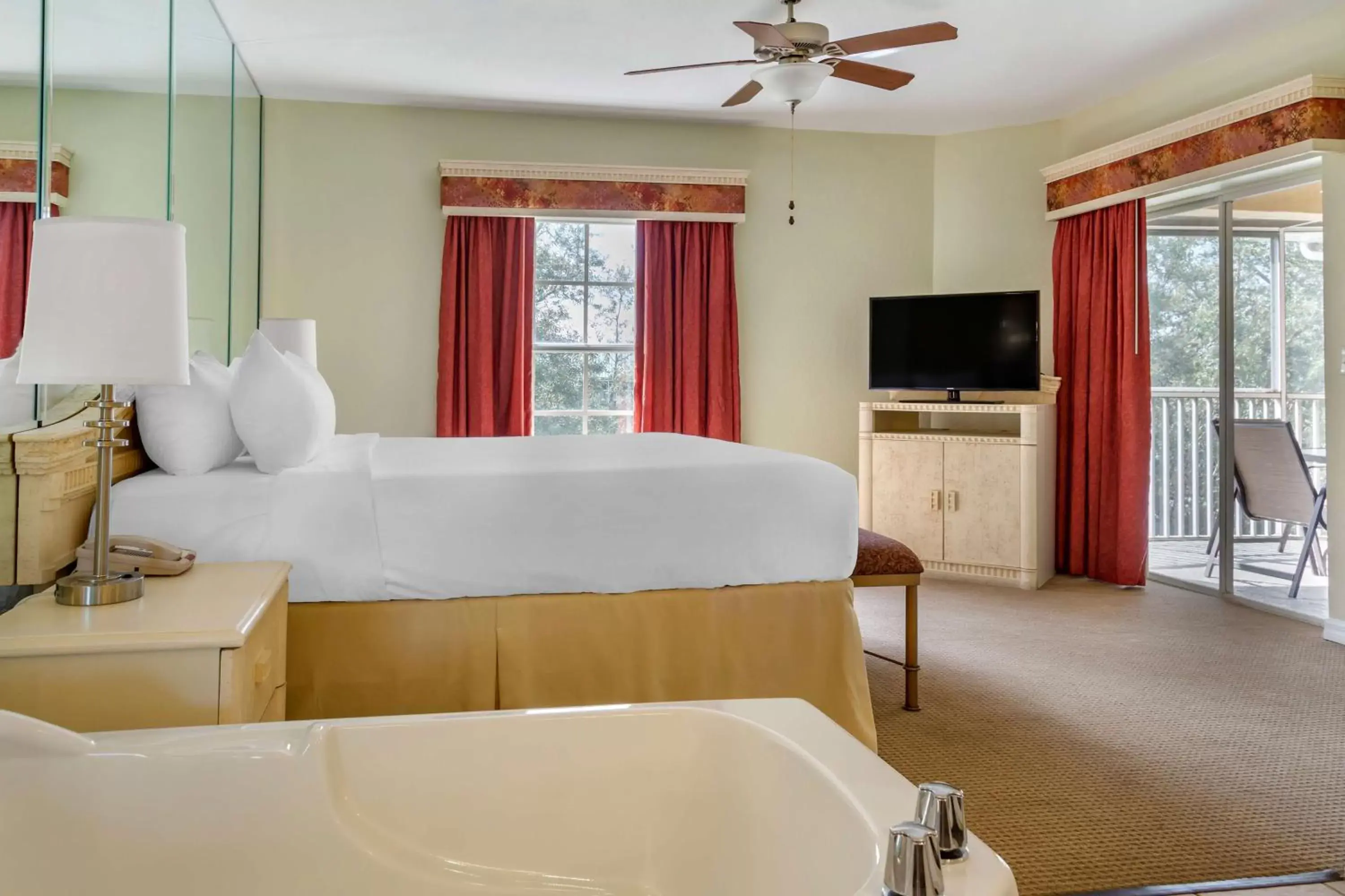 Bathroom, Bed in Hilton Vacation Club Mystic Dunes Orlando