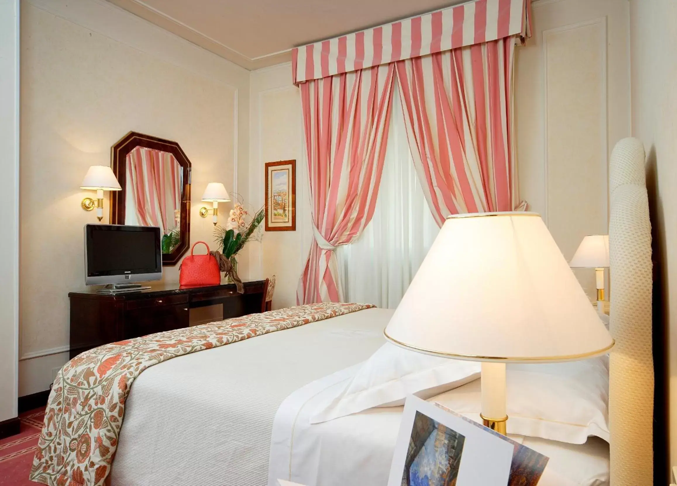 Bed in Hotel De La Ville
