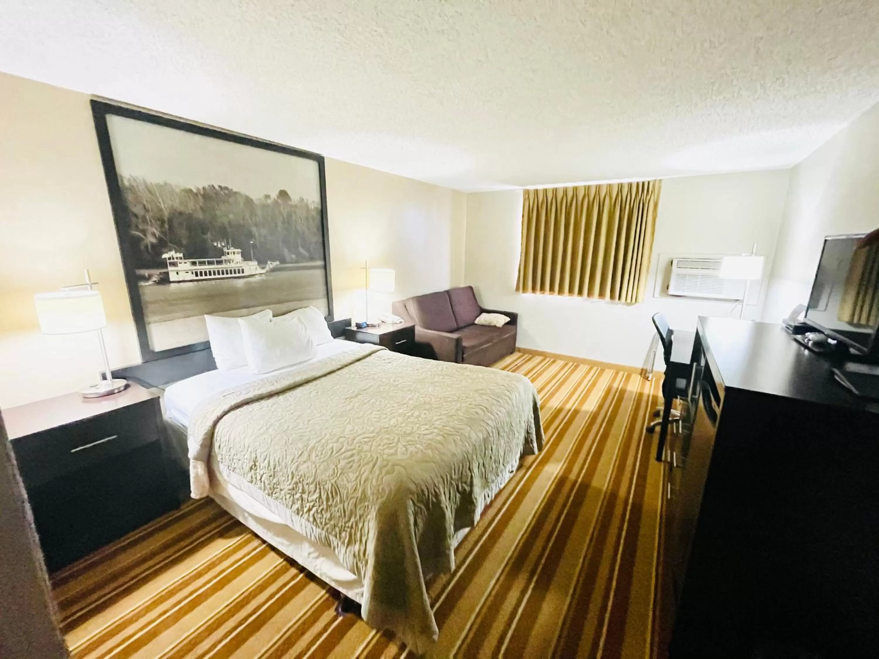 Photo of the whole room, Bed in Super 8 by Wyndham Clear Lake