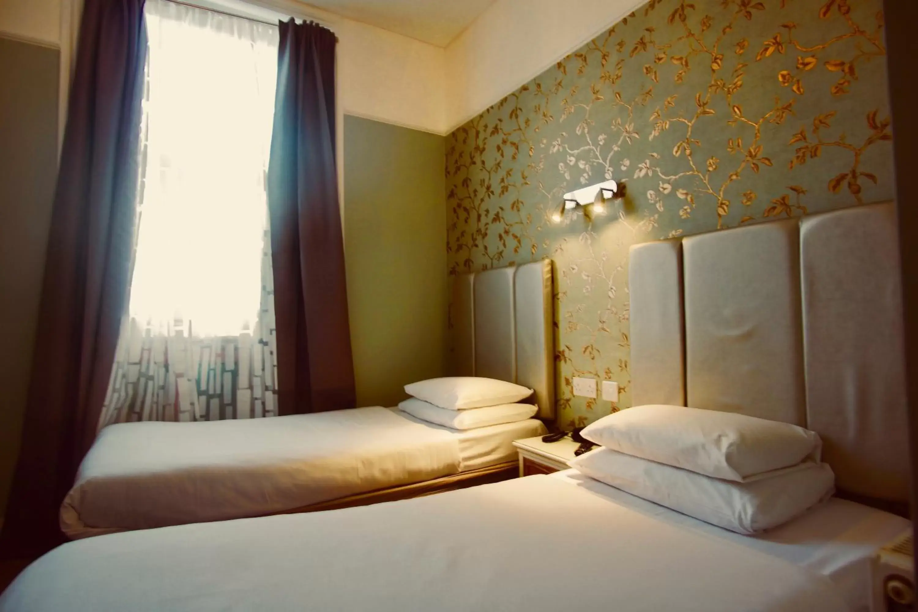 Bedroom, Bed in Swinton Hotel