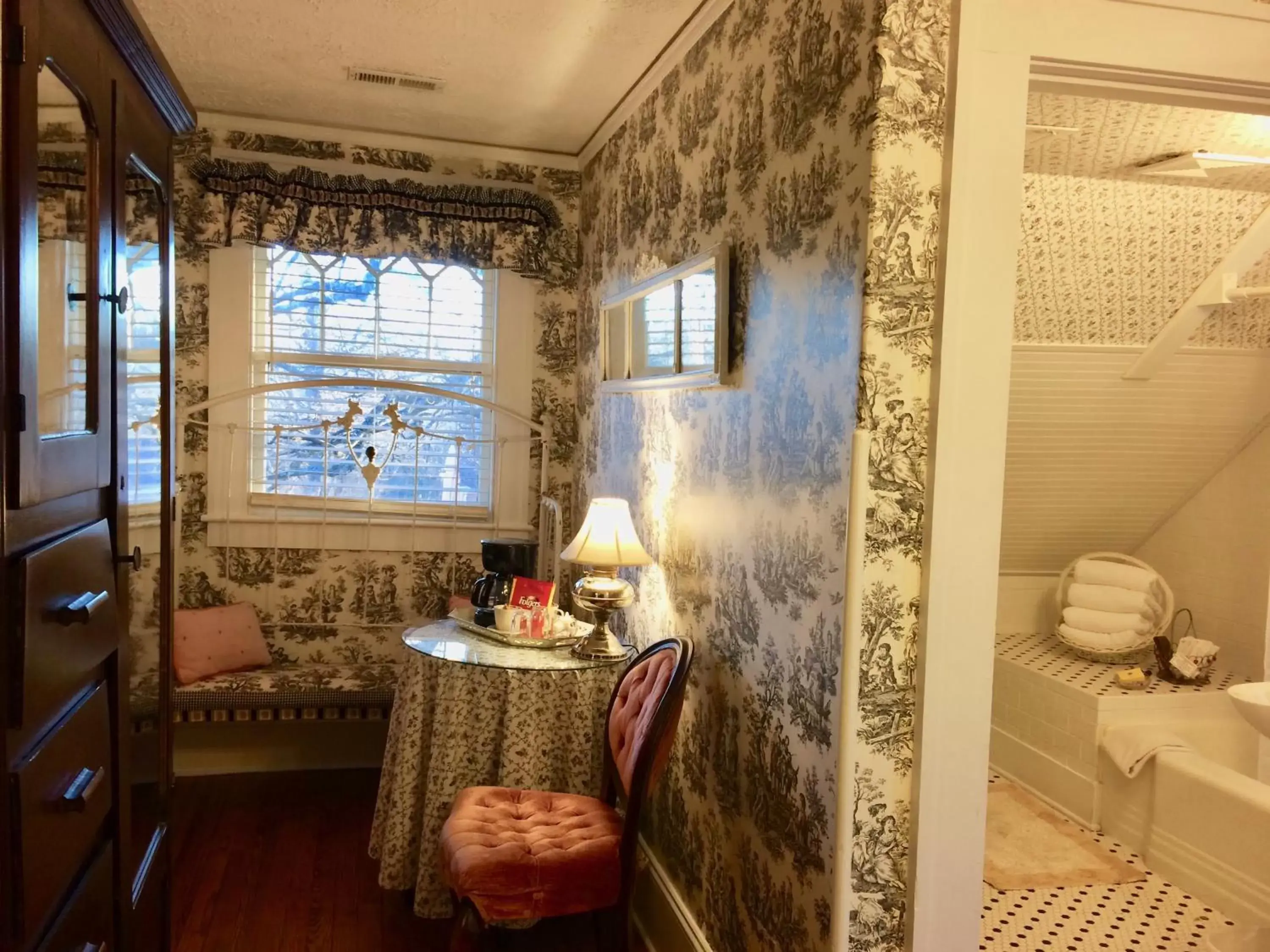 Bathroom in Oakland Cottage Bed and Breakfast