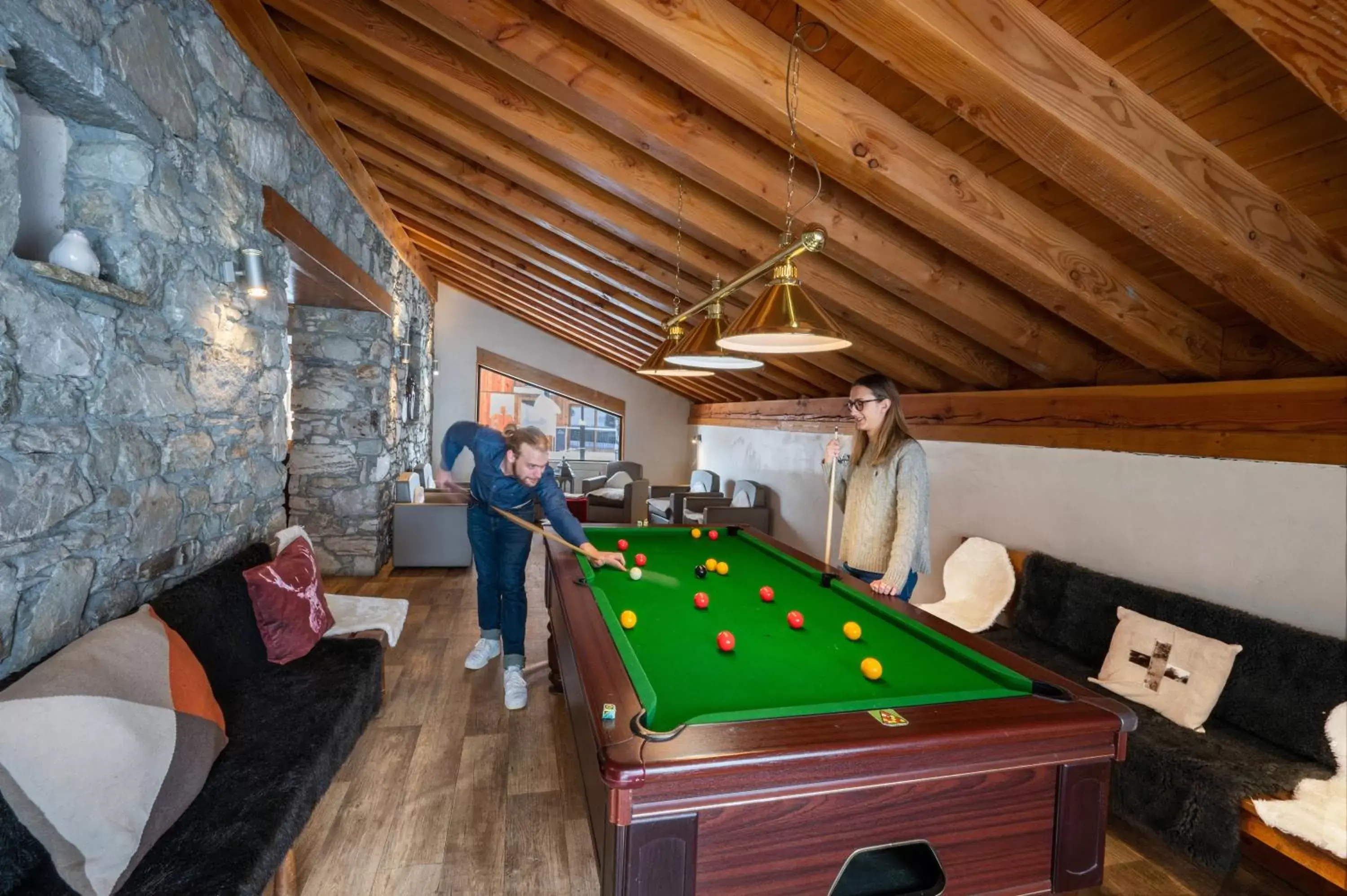 Property building, Billiards in Hôtel L'Aiguille Percée