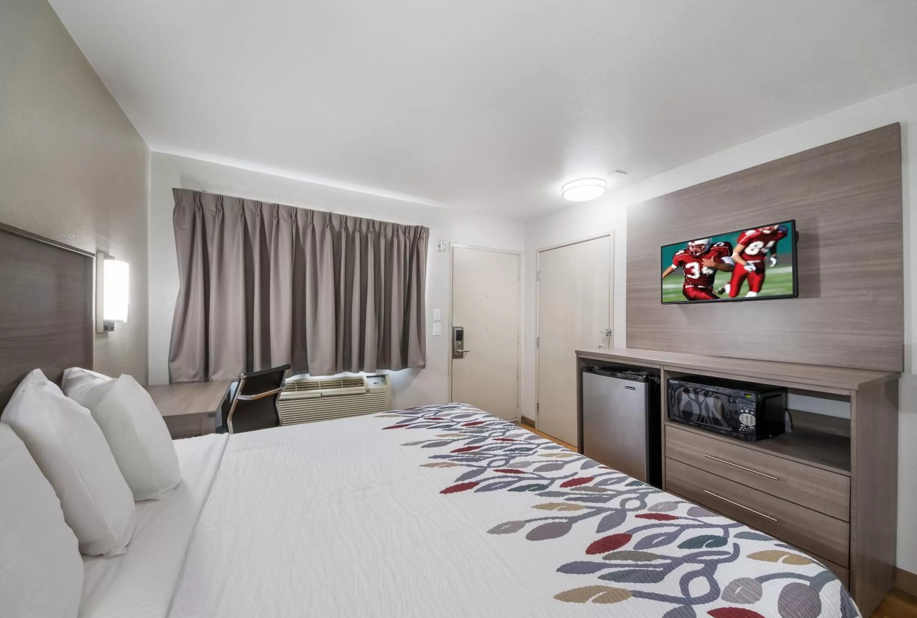 Photo of the whole room, Bed in Red Roof Inn San Antonio E - Frost Bank Center