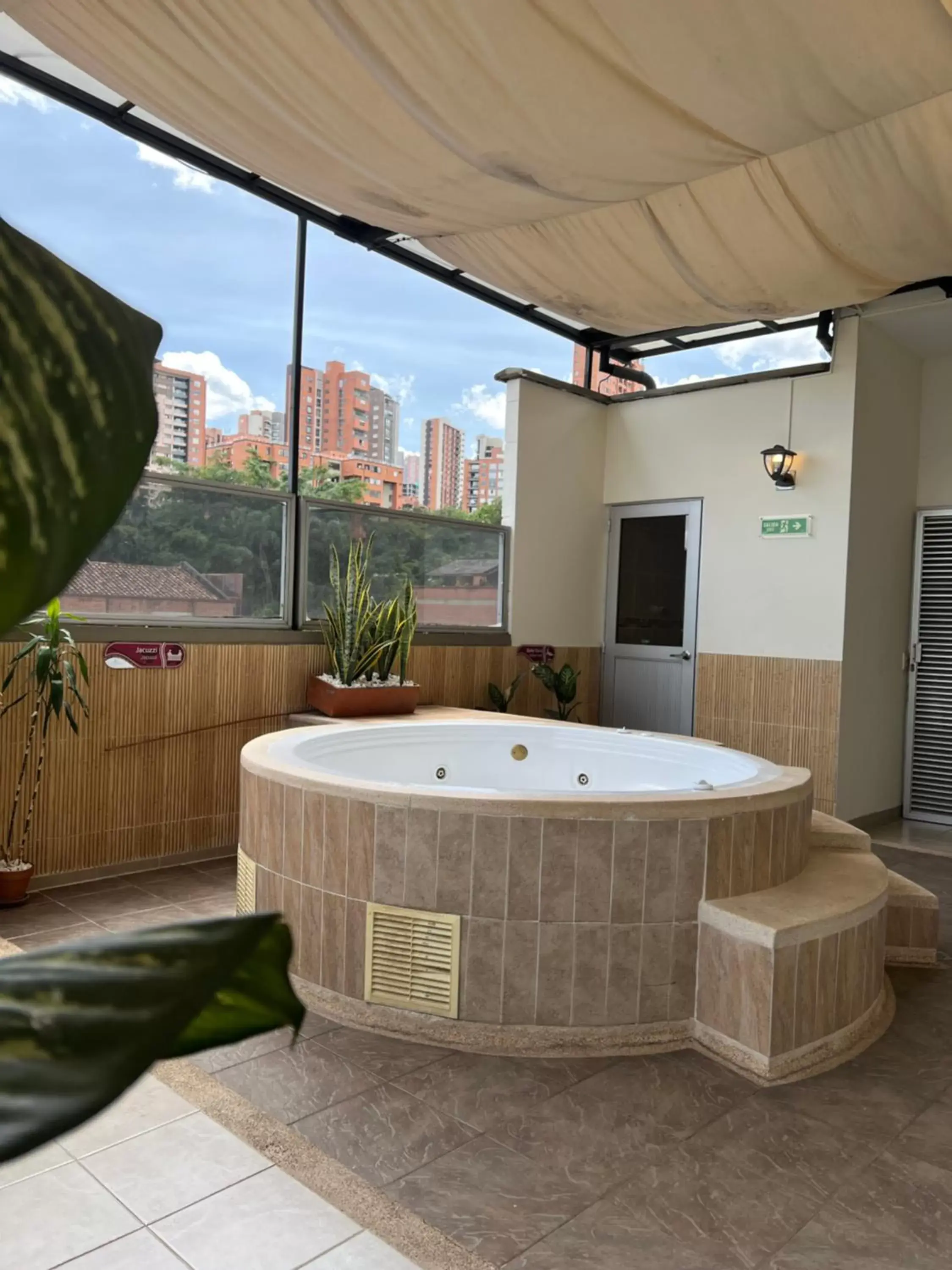 Hot Tub in Hotel Florencia Plaza