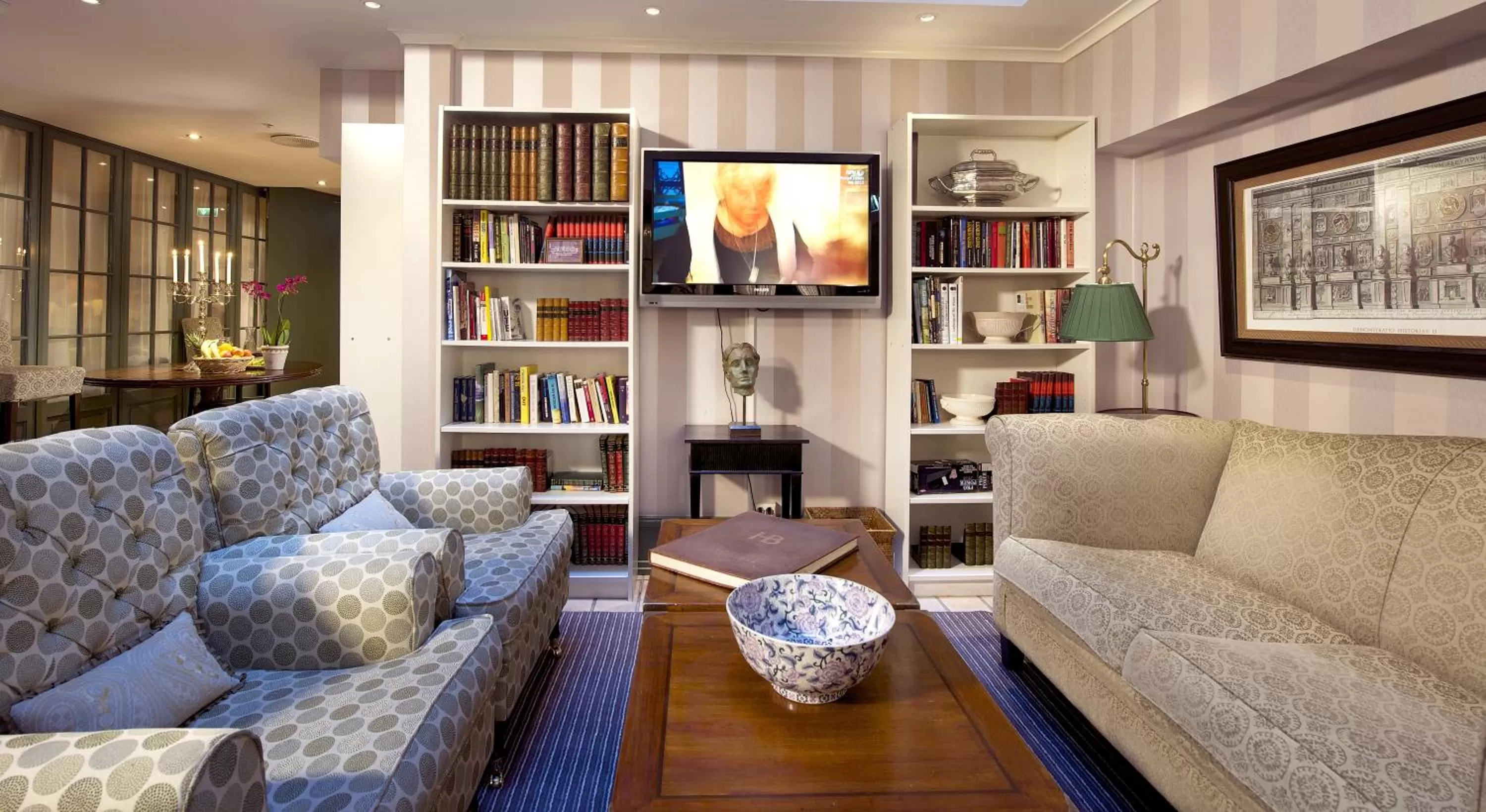 Communal lounge/ TV room in Home Hotel Bastion