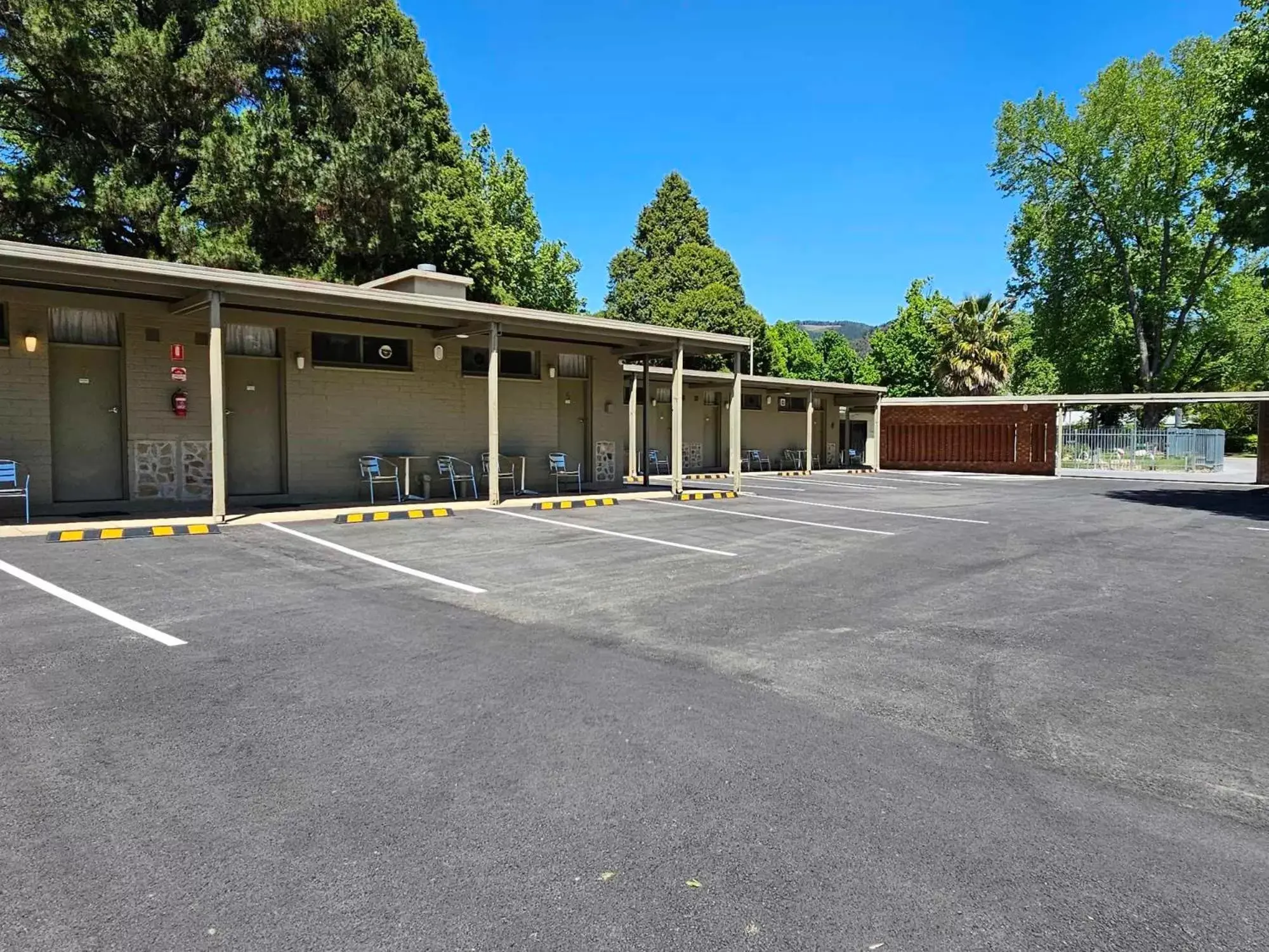 Parking, Property Building in Bright Motor Inn