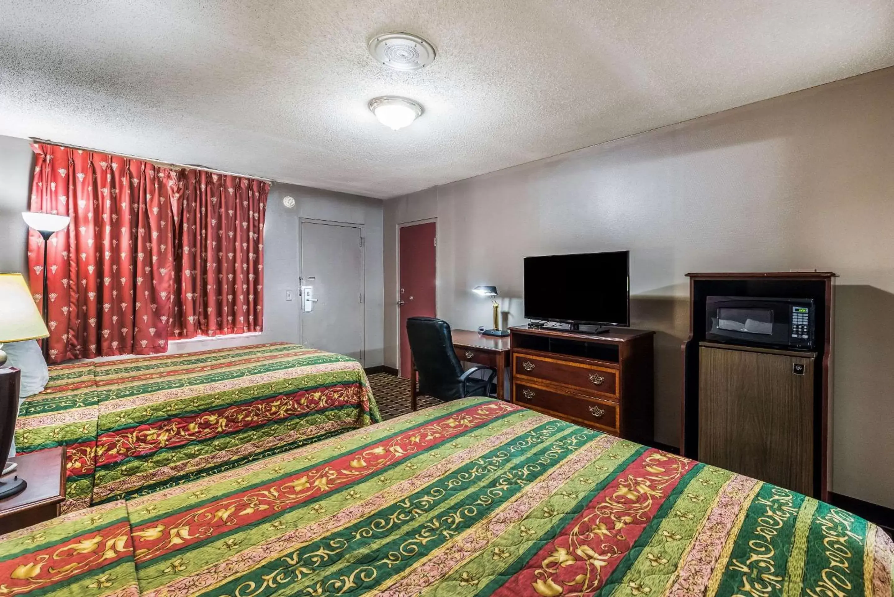 Photo of the whole room, Bed in Rodeway Inn