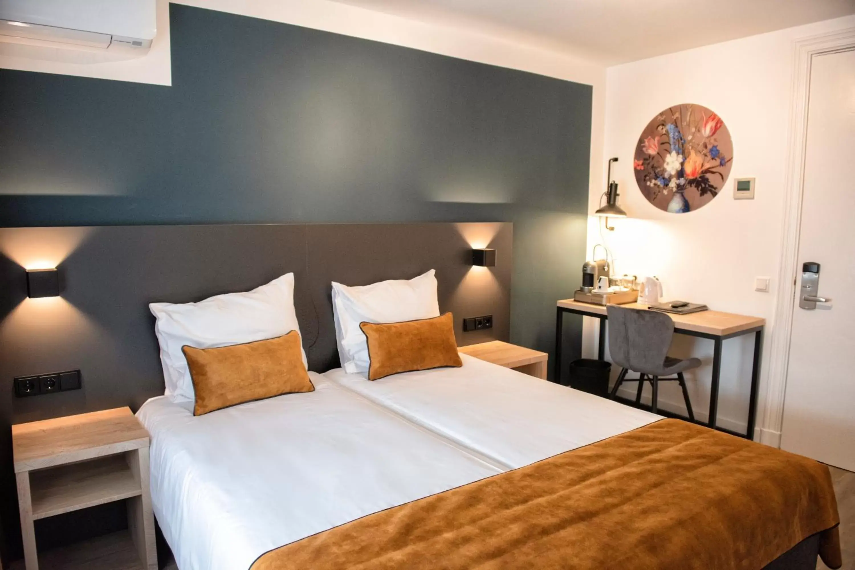 Bedroom, Bed in Hotel et le Cafe de Paris