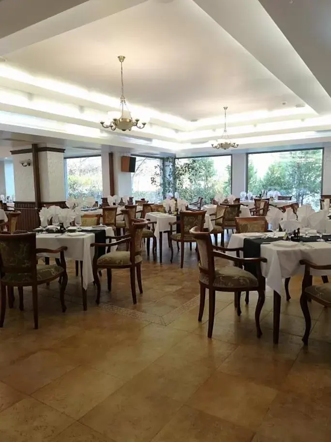 Area and facilities, Restaurant/Places to Eat in Terra Europe Brontes Hotel