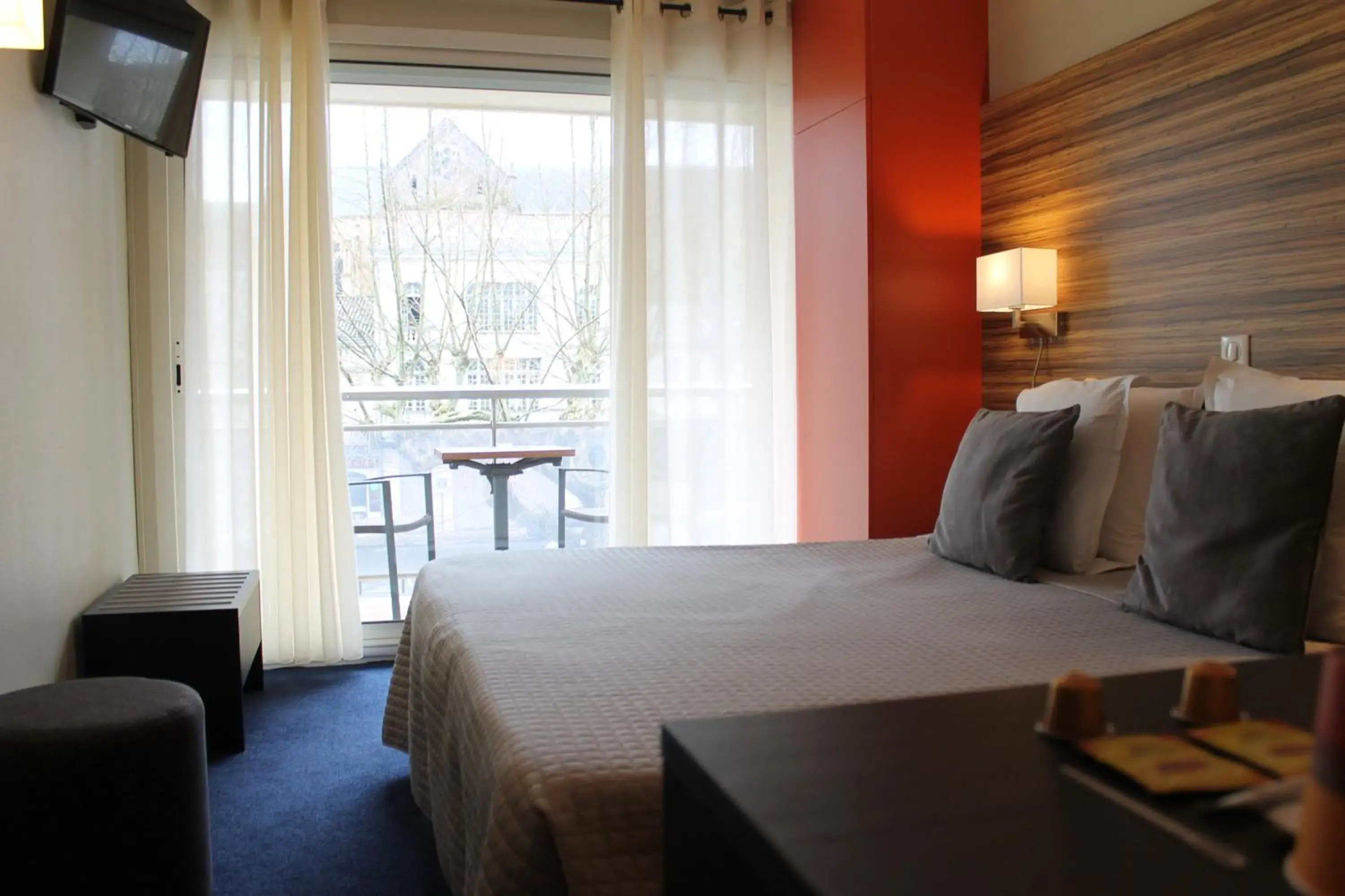 Balcony/Terrace, Bed in Hotel de France