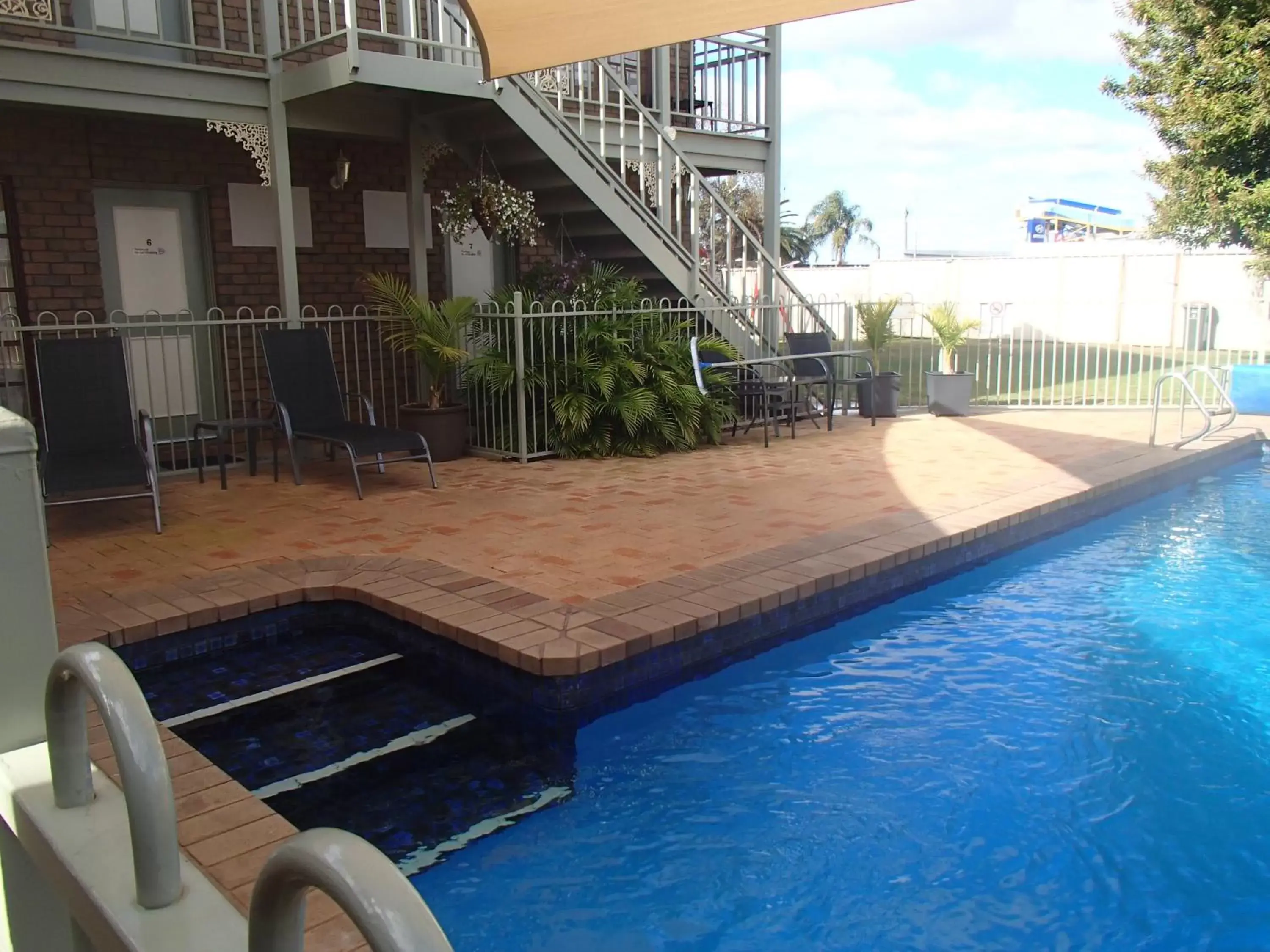 Swimming Pool in City Colonial Motor Inn