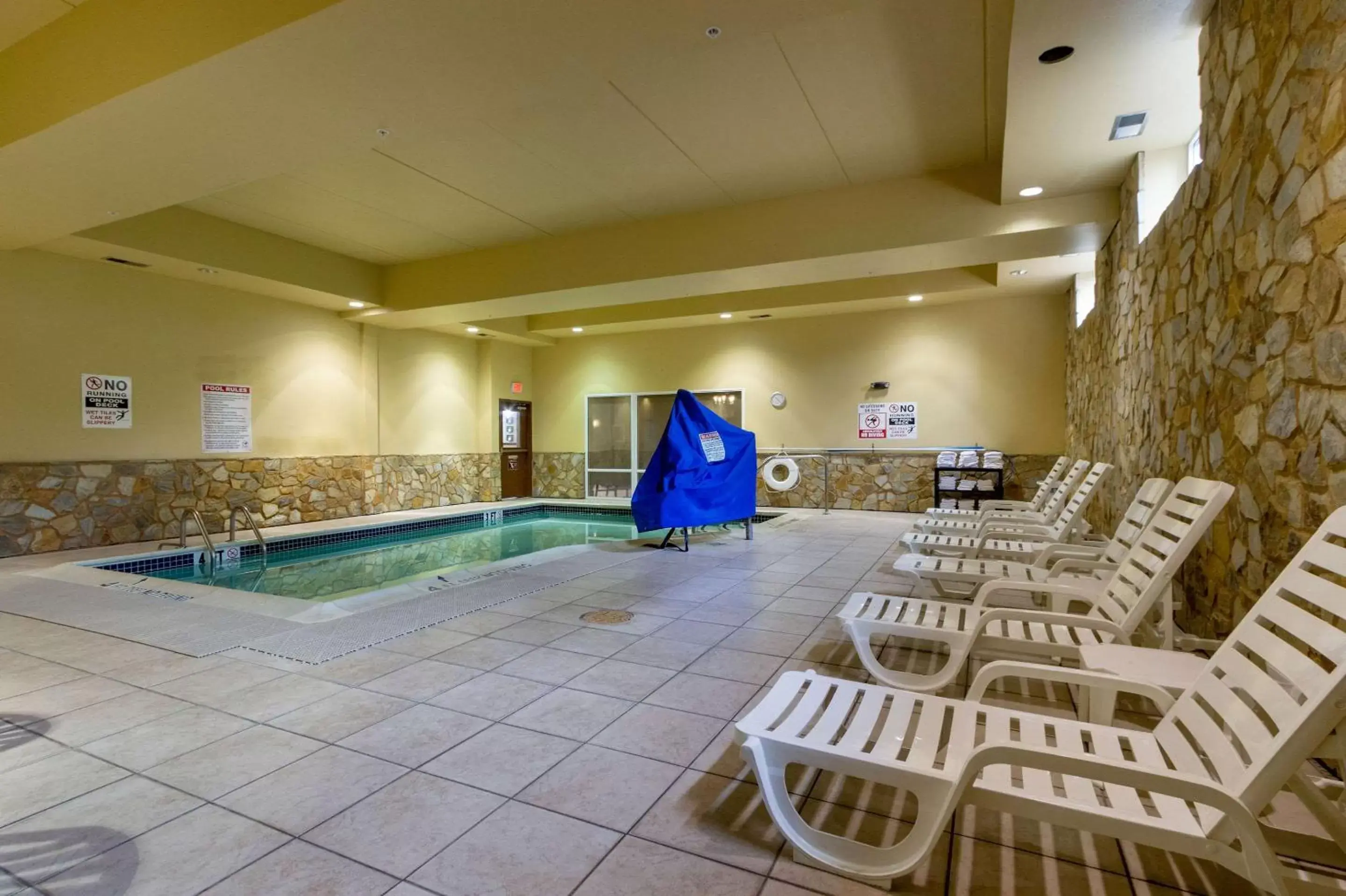 On site, Swimming Pool in Comfort Suites Near Gettysburg Battlefield Visitor Center