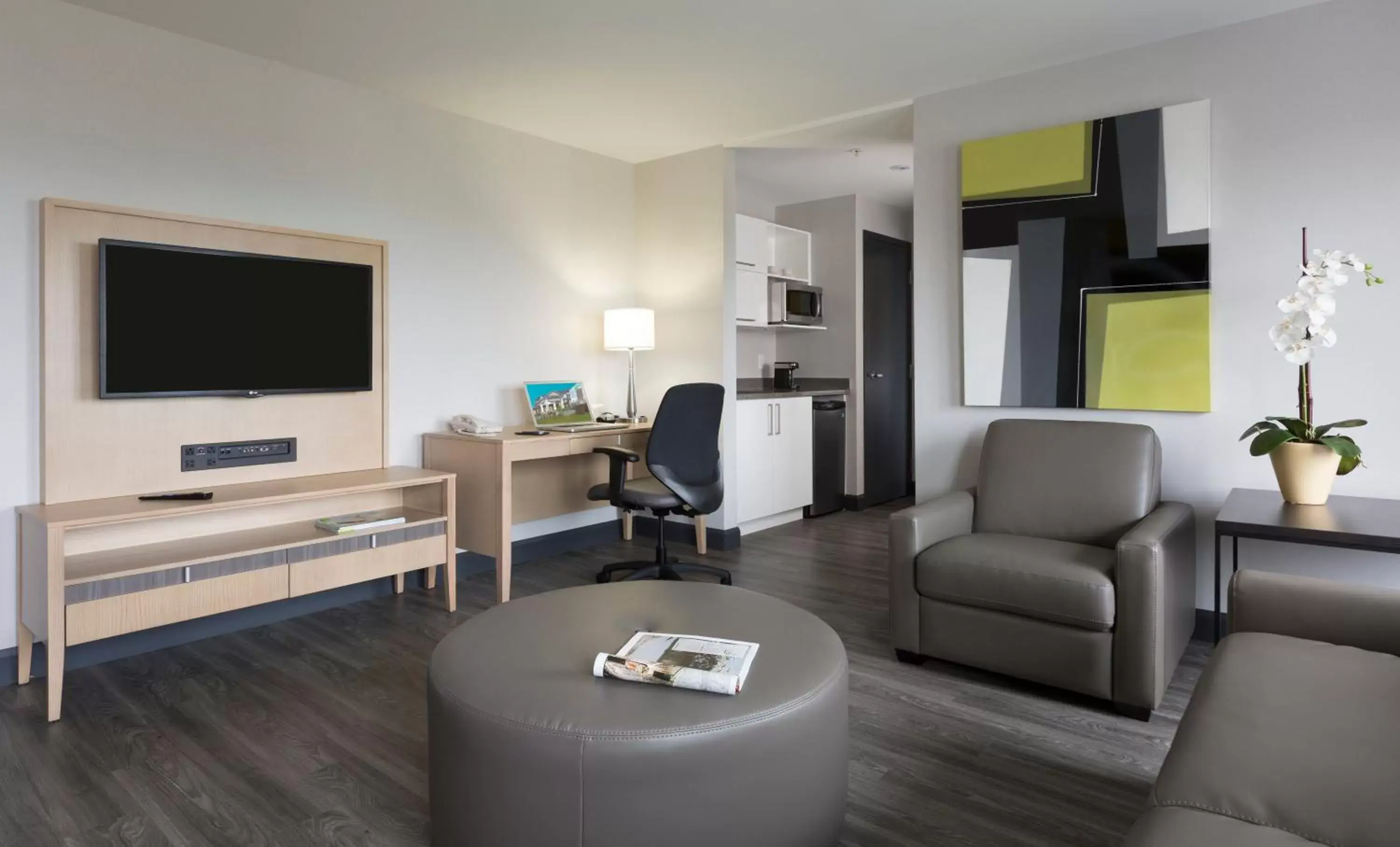 Photo of the whole room, Seating Area in Holiday Inn Express Quebec City-Sainte Foy, an IHG Hotel