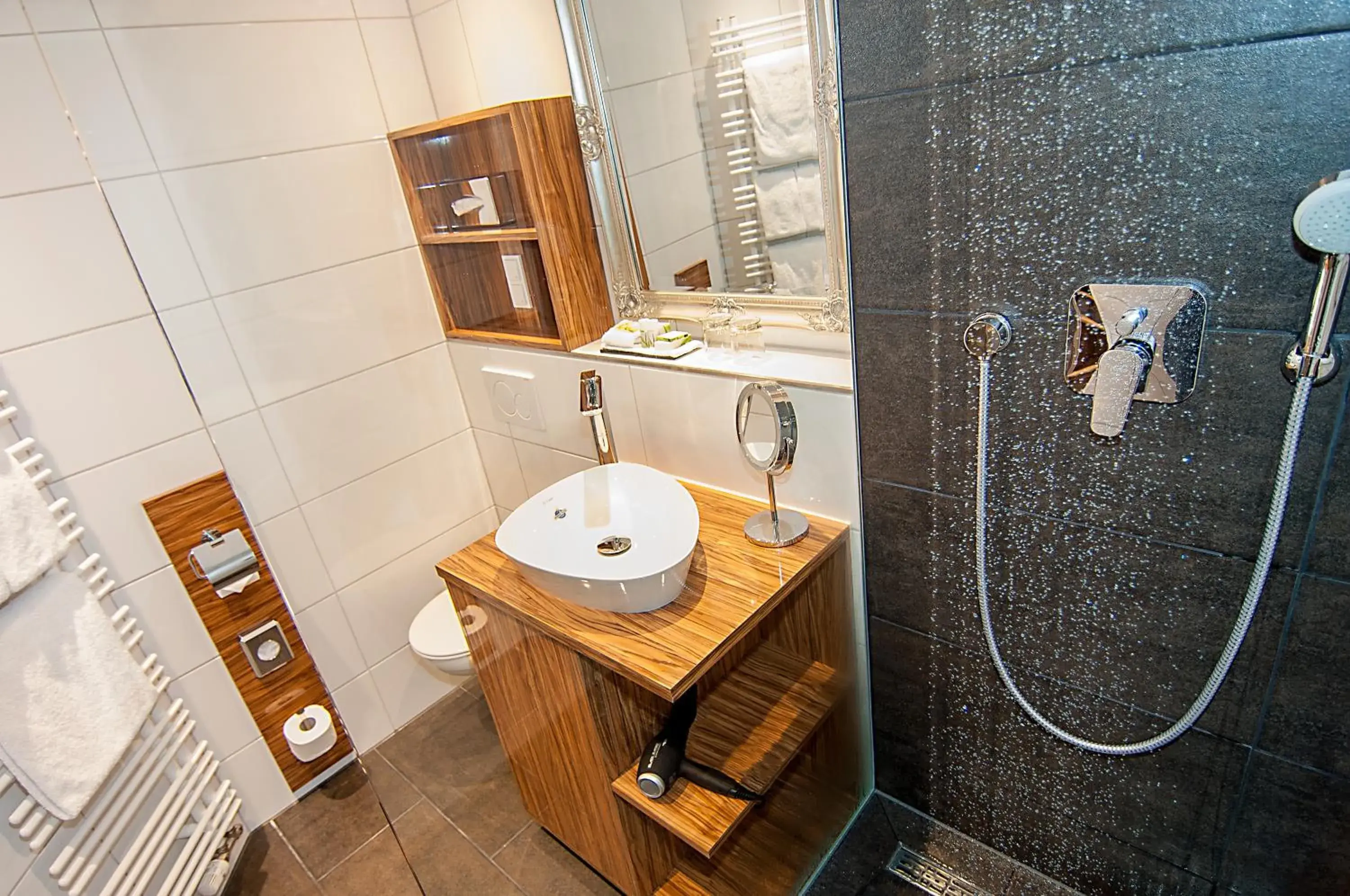 Shower, Bathroom in Hotel Allegro