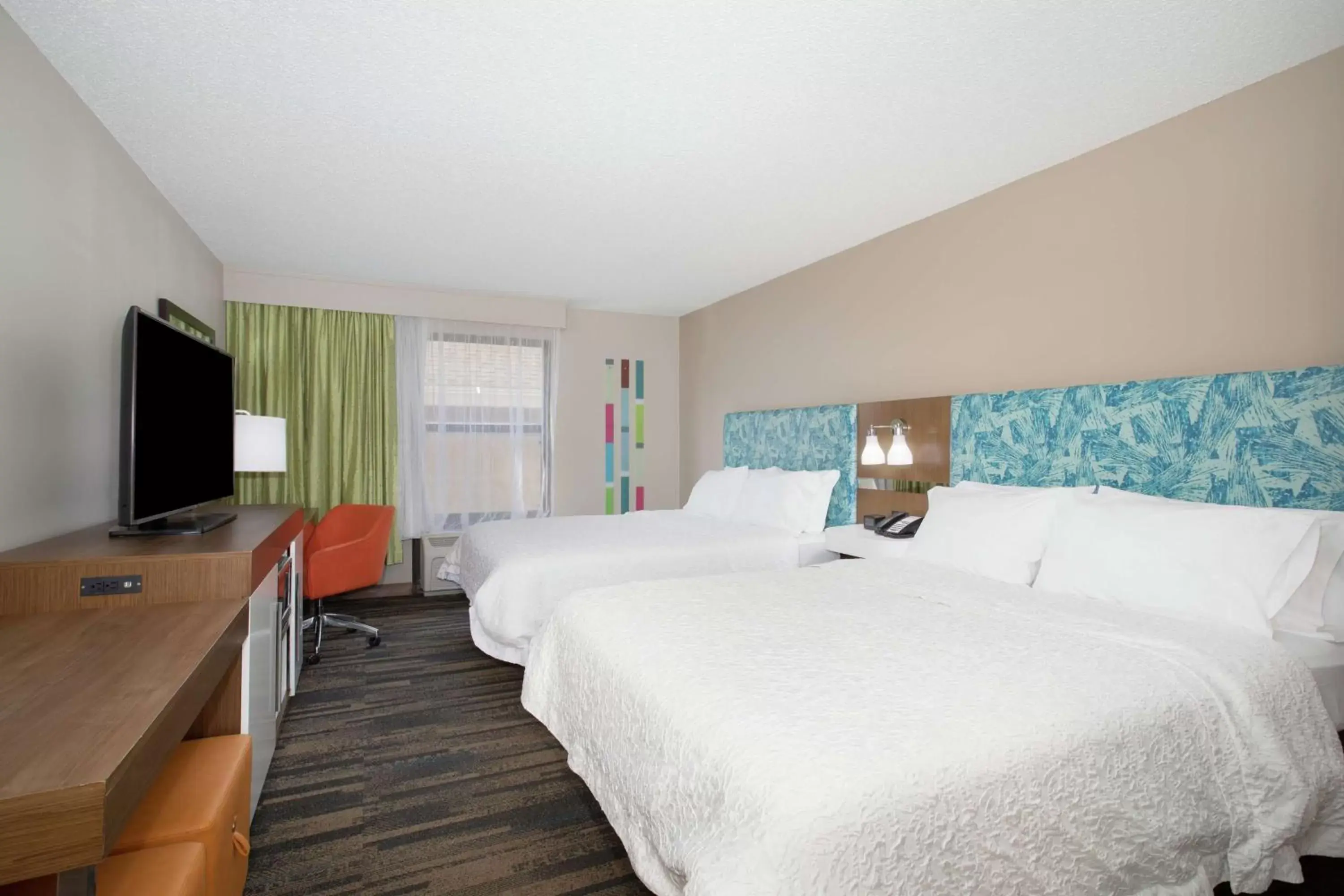 Bedroom, Bed in Hampton Inn & Suites Kansas City-Merriam