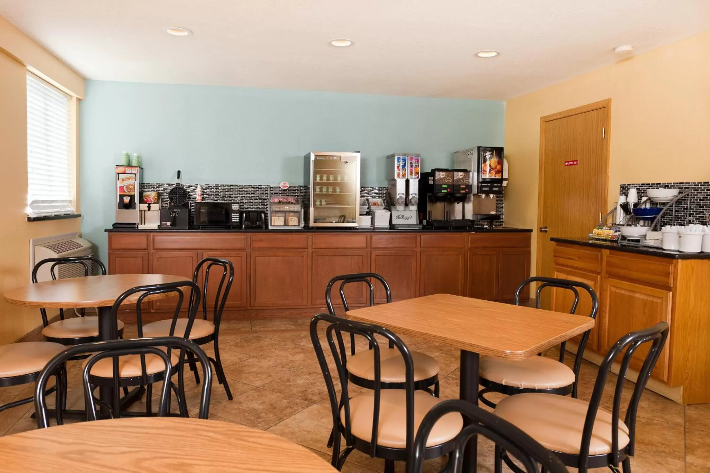 Breakfast, Restaurant/Places to Eat in Super 8 by Wyndham Wichita Airport West Kellogg