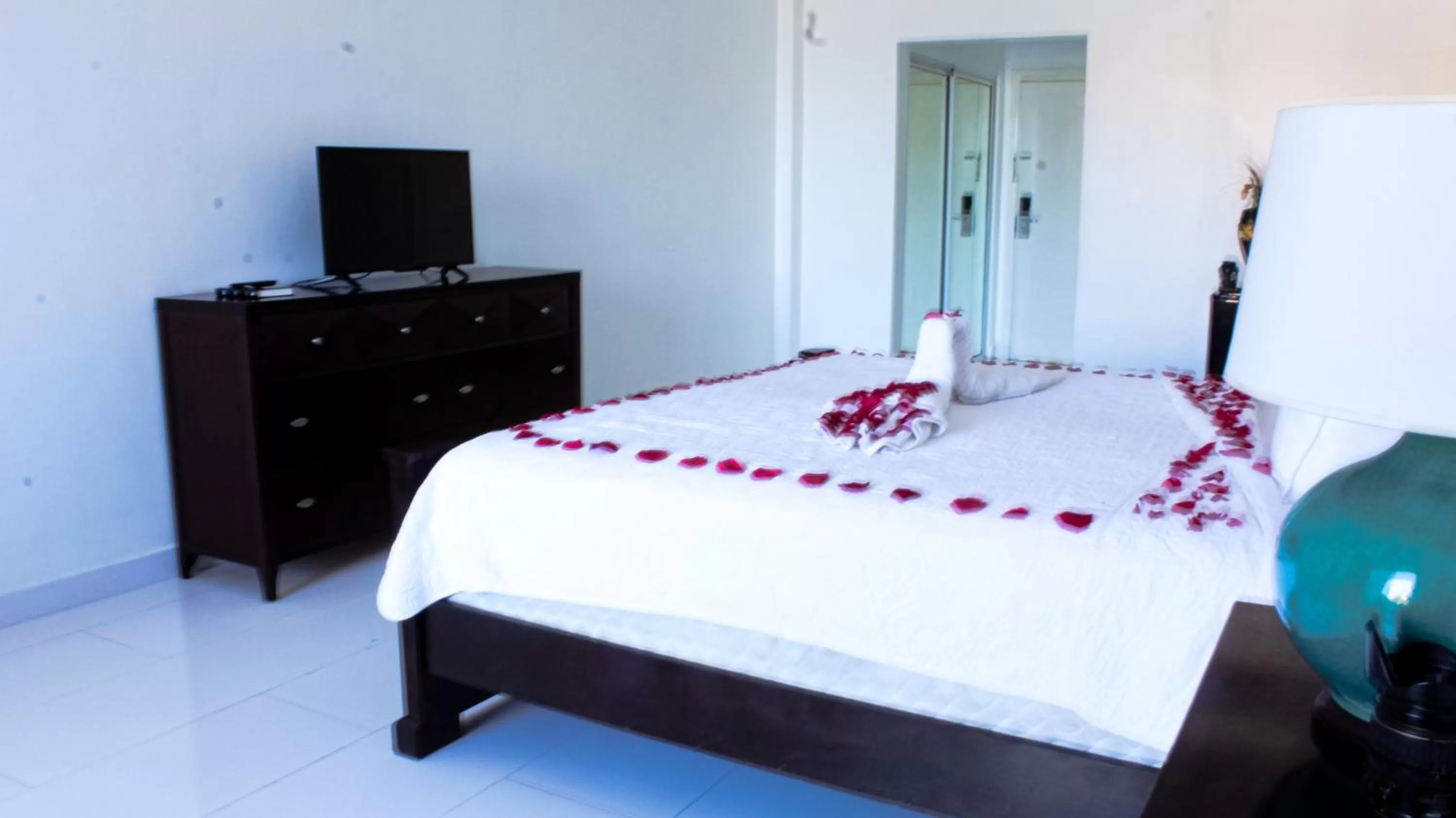 Photo of the whole room, Bed in Golden House Hotel & Convention Center