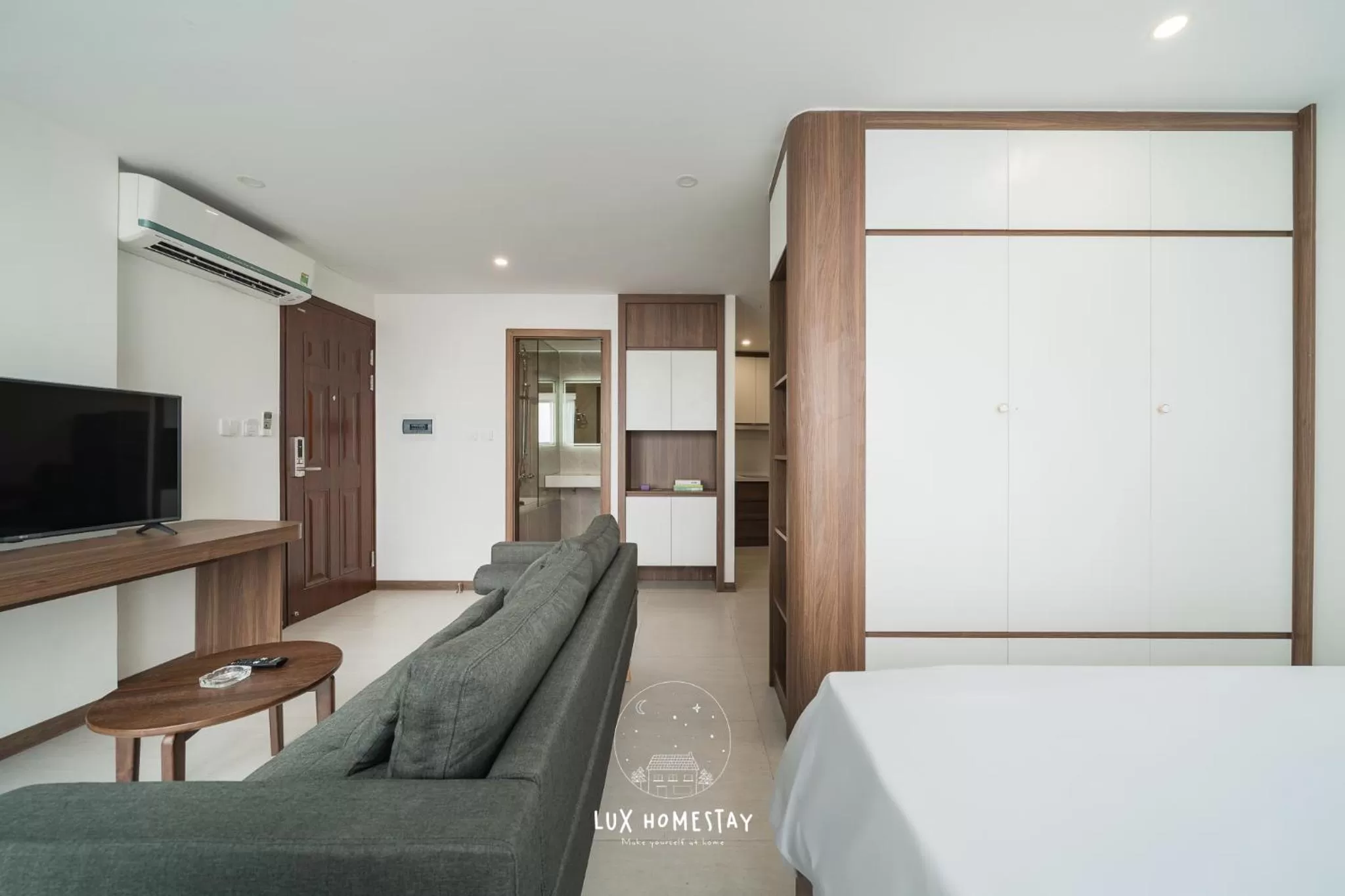 Living room, Bed in Lux Westlake Studio