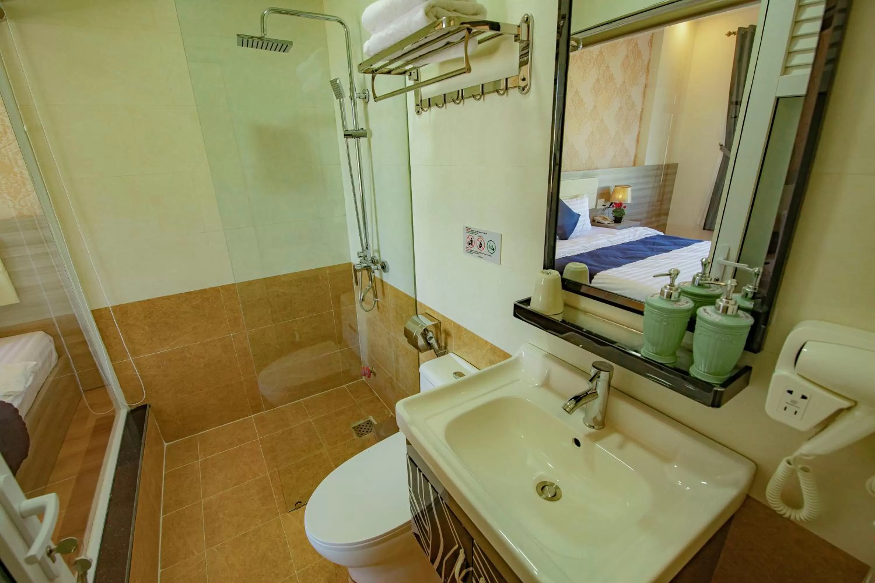 Bathroom, Bed in Khanh Uyen 1 Hotel