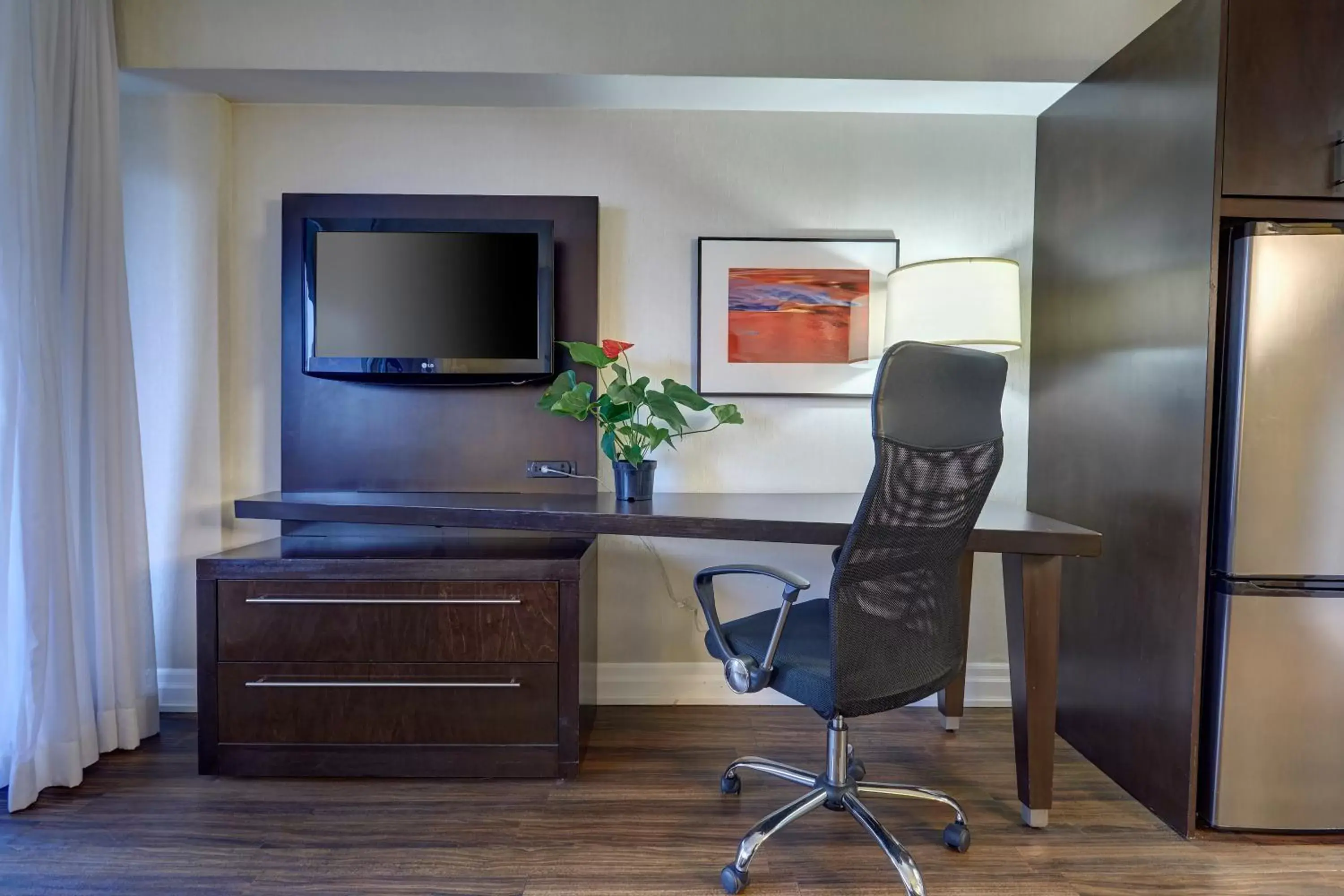 TV and multimedia, TV/Entertainment Center in Town Inn Suites Hotel