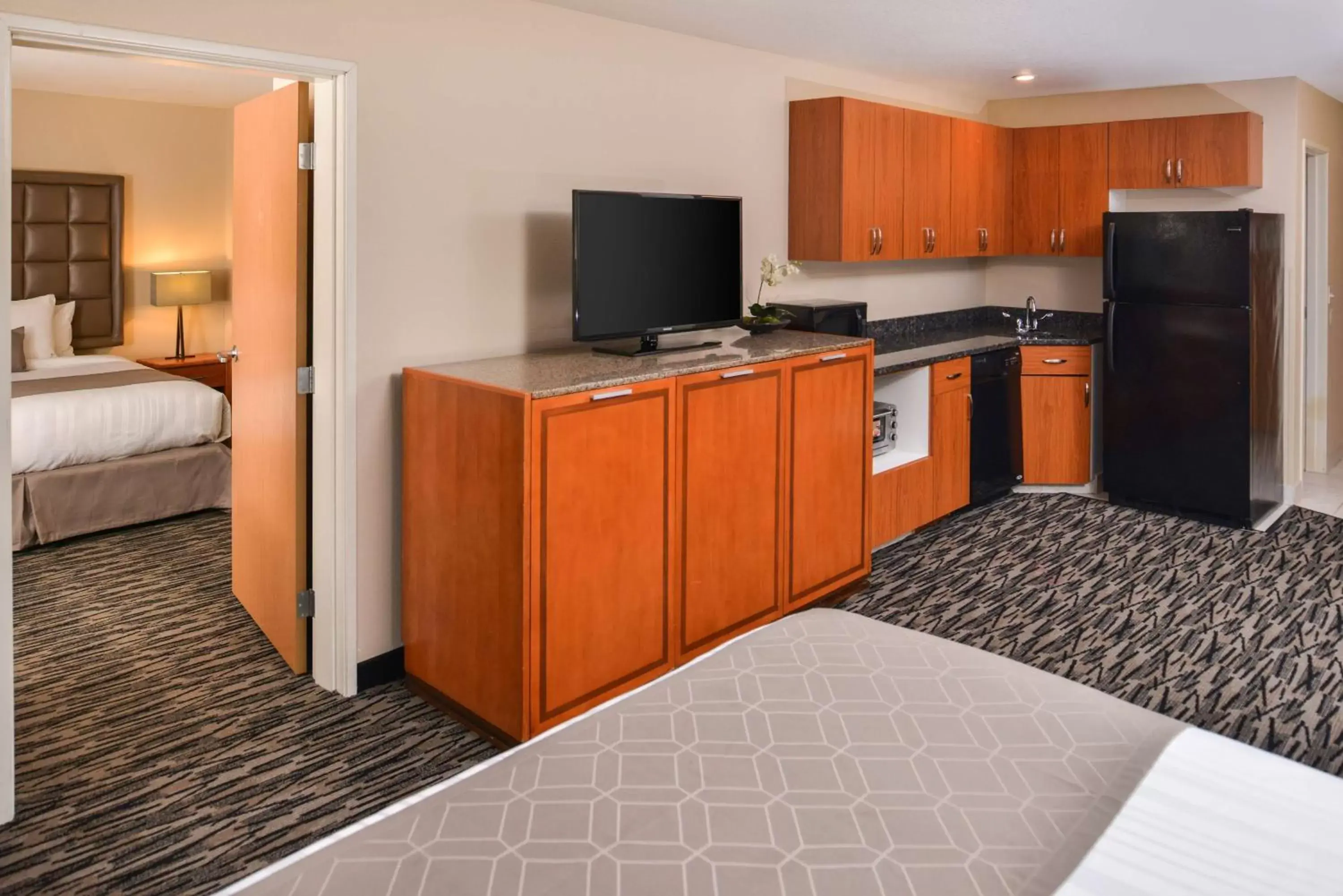 Photo of the whole room, TV/Entertainment Center in Best Western PLUS Mountain View Auburn Inn