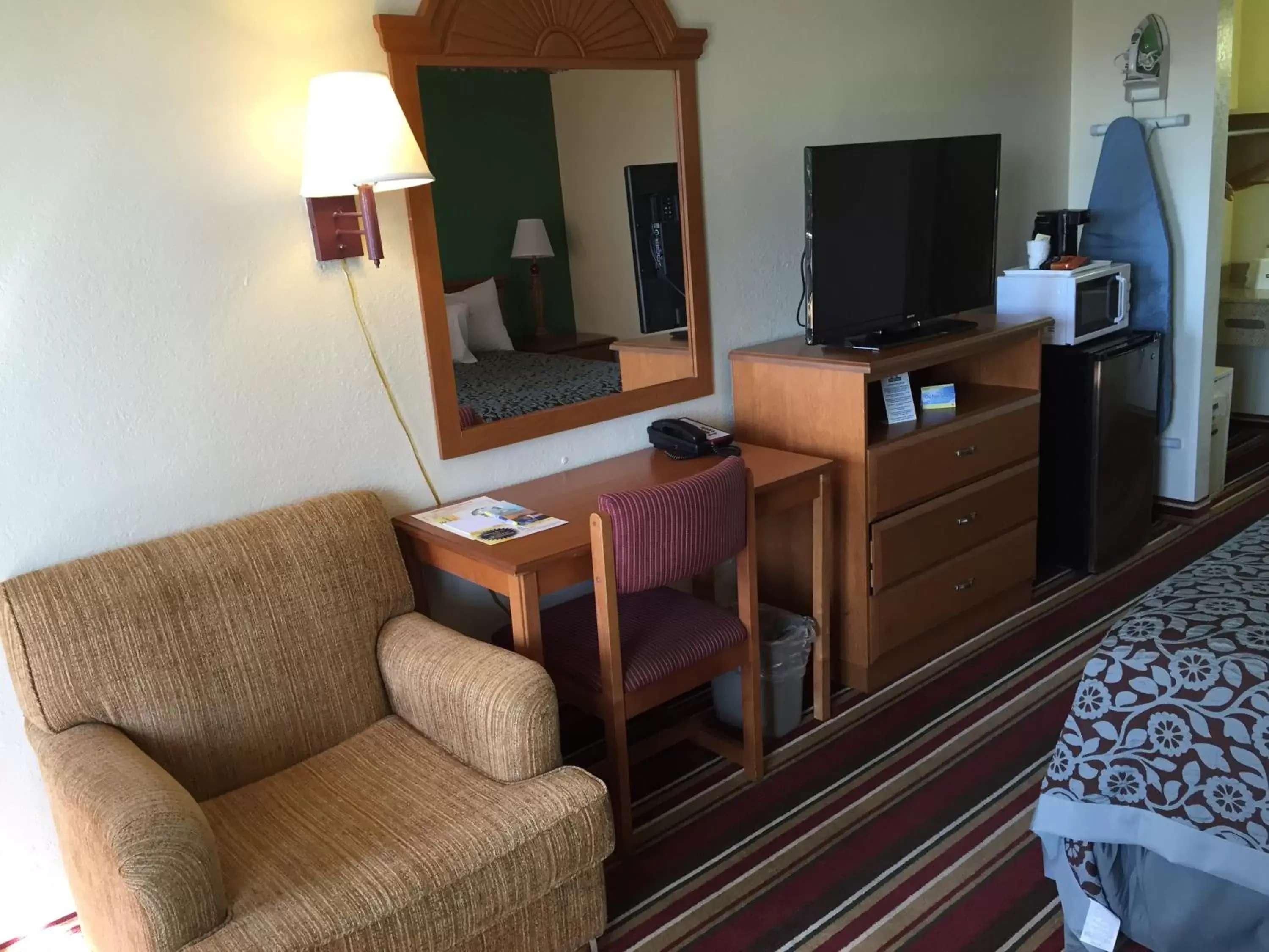 TV and multimedia, Seating Area in Days Inn by Wyndham Fort Myers