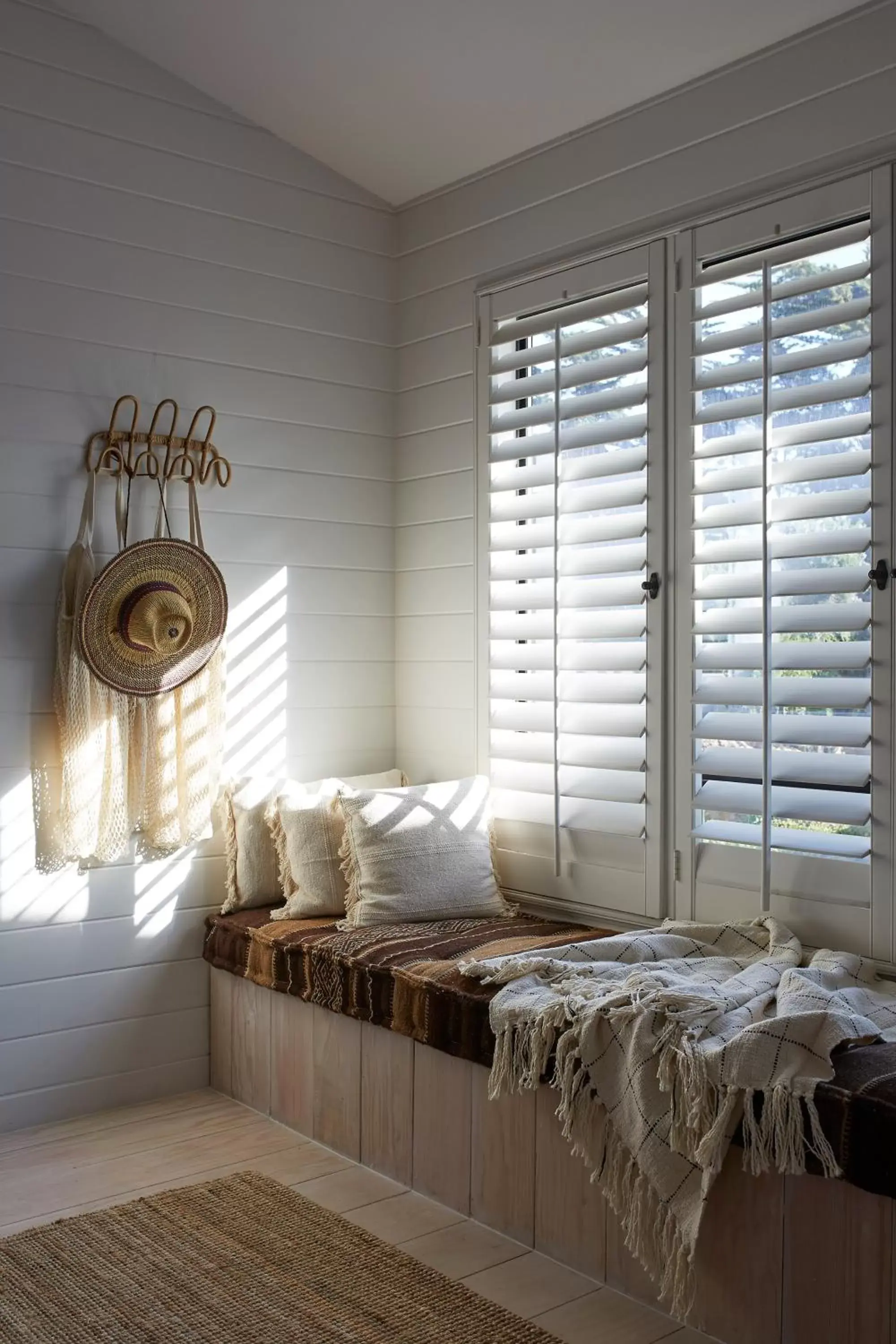 Seating area, Bed in White Water