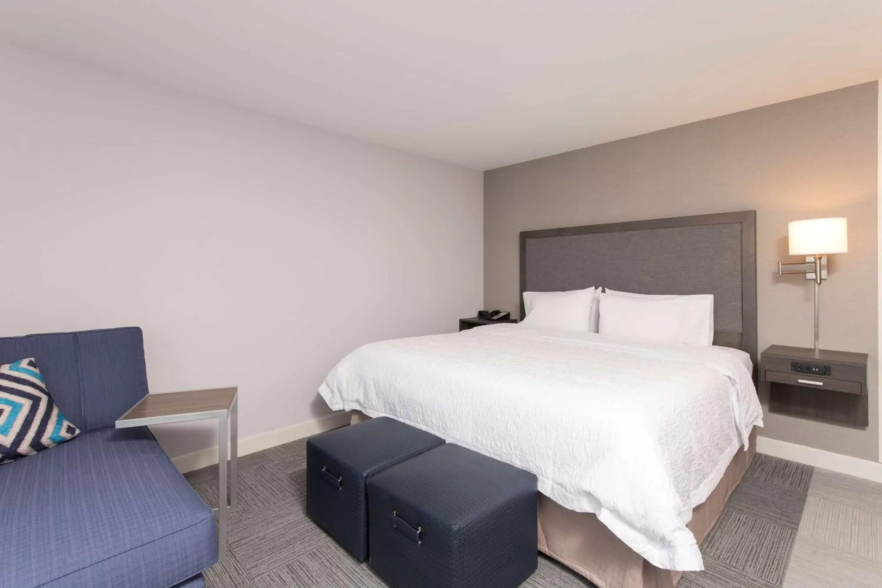Living room, Bed in Hampton Inn and Suites Michigan City