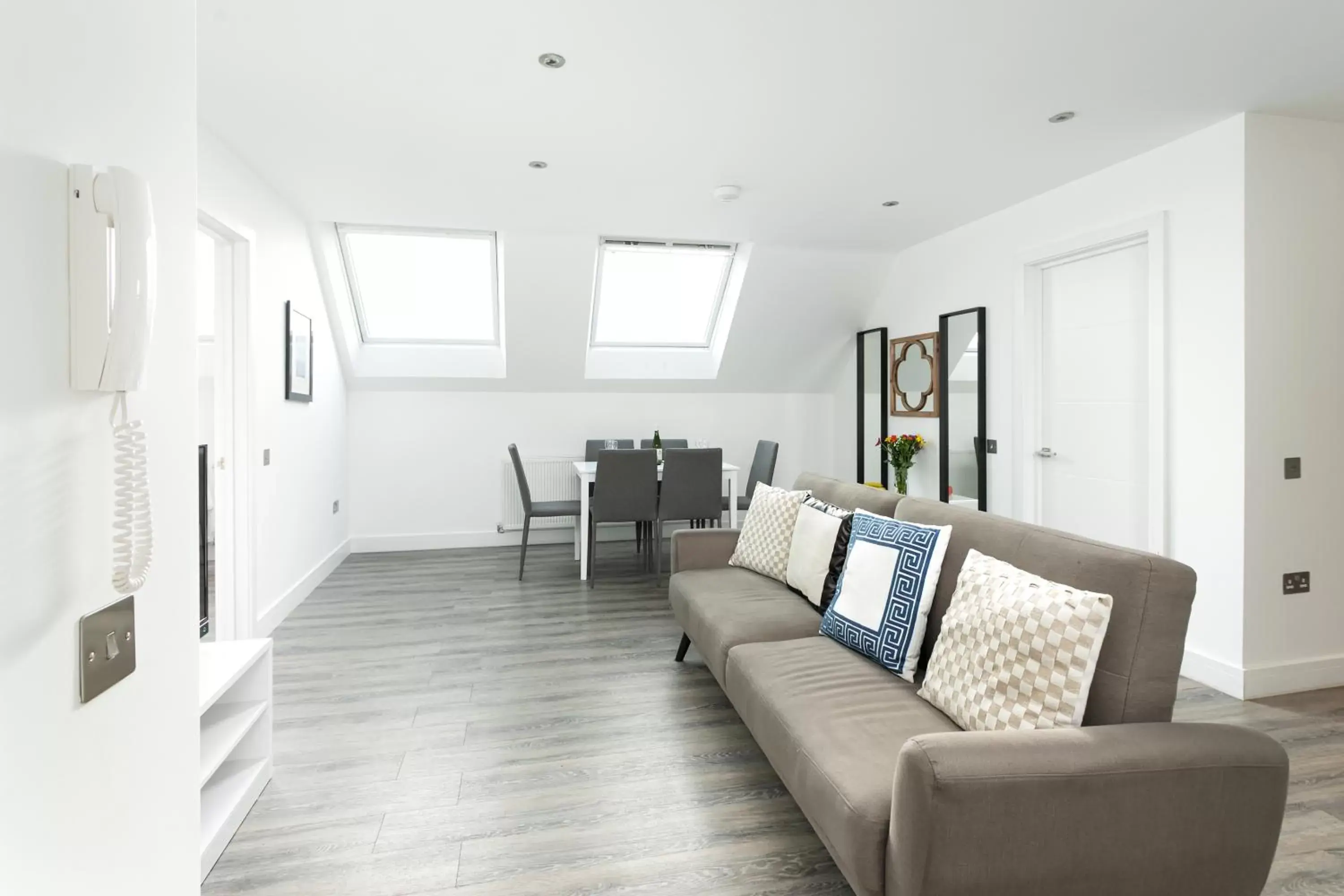 Living room, Seating Area in Reading Kings Road Lodge by Creatick Apartments